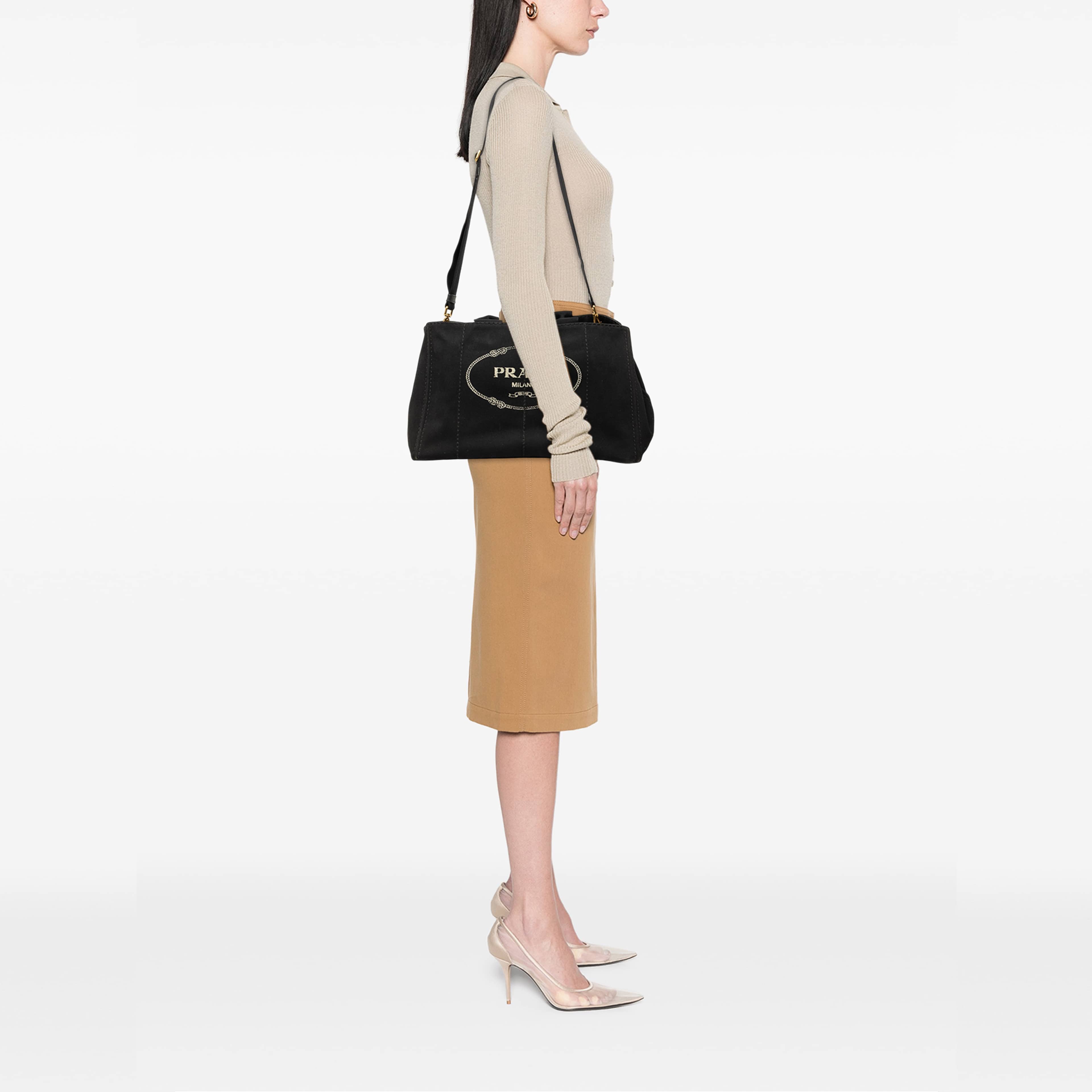 Prada Large Canvas Canapa Logo Tote, från Luxclusif, i färgen svart. Klicka för att öppna bilden i stort format