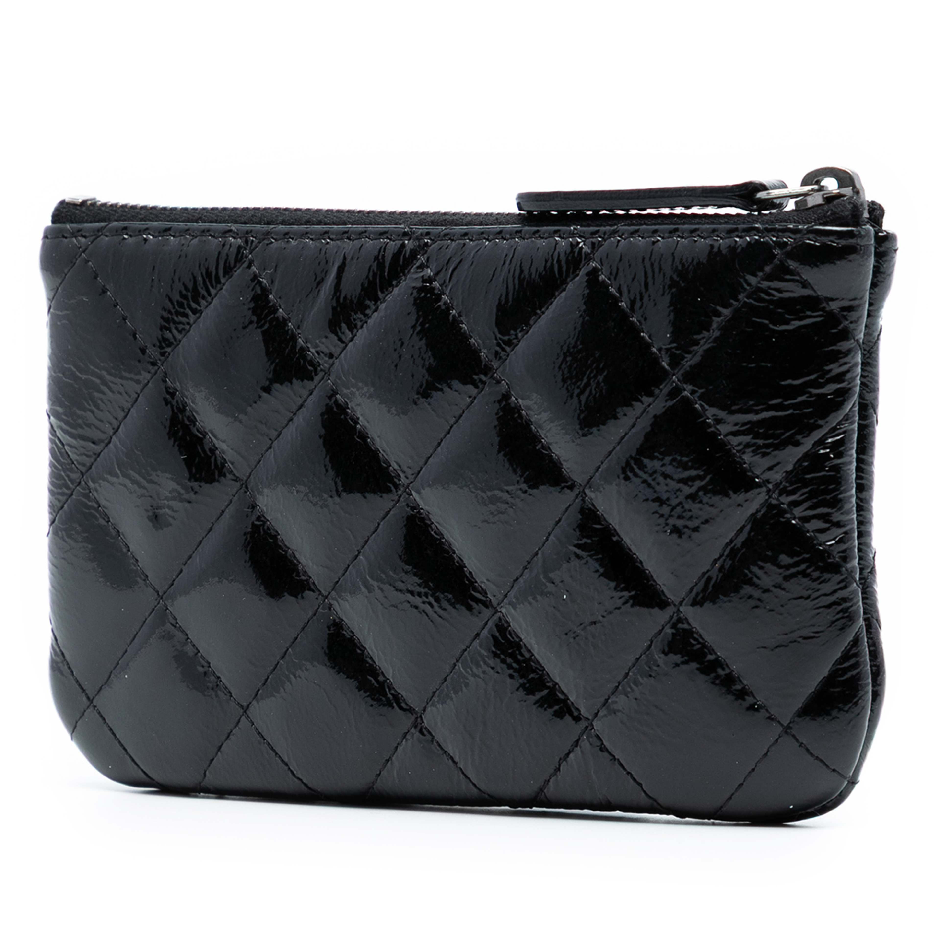 Chanel Cc Quilted Patent Pouch, från Luxclusif, i färgen black. Klicka för att öppna bilden i stort format