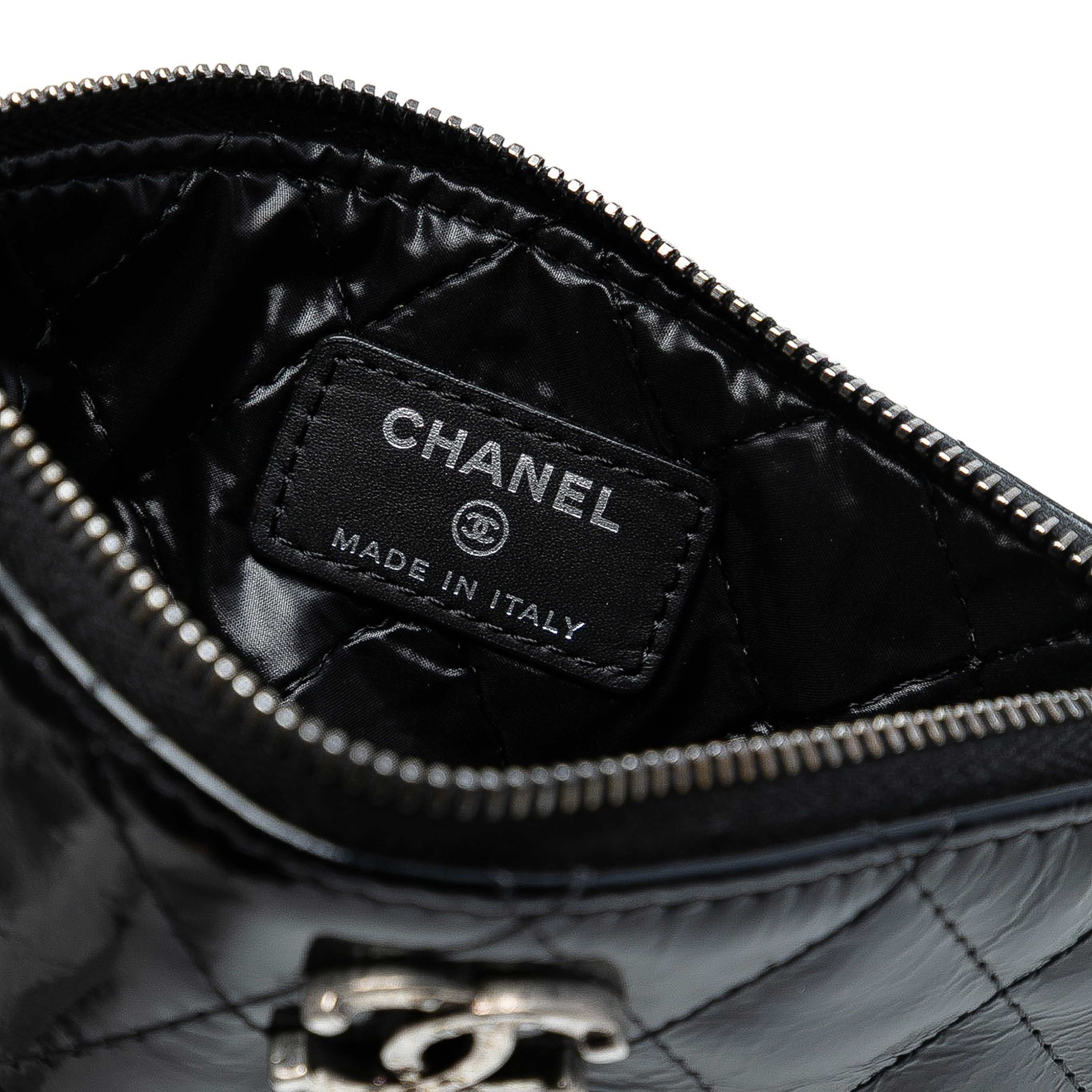 Chanel Cc Quilted Patent Pouch, från Luxclusif, i färgen black. Klicka för att öppna bilden i stort format