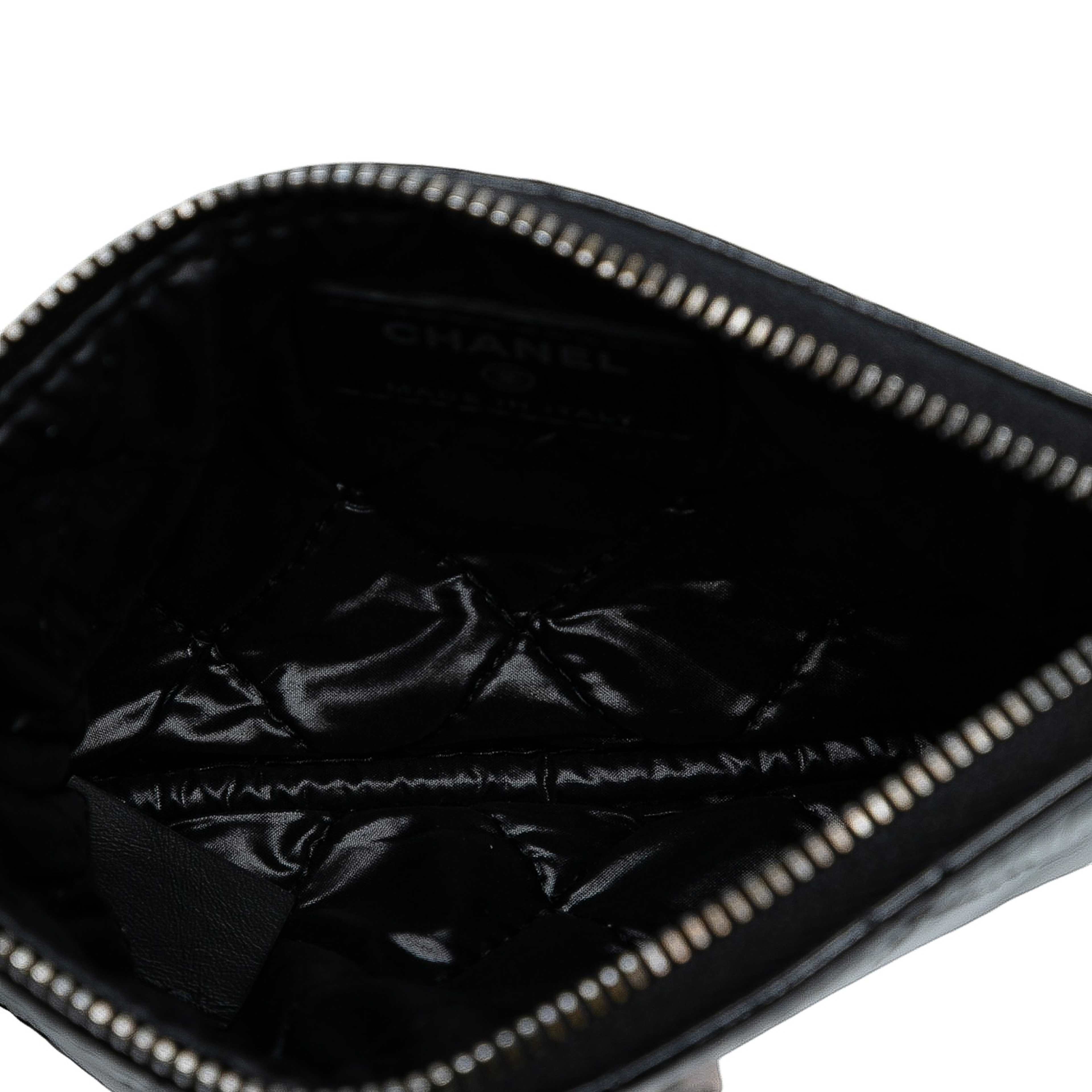 Chanel Cc Quilted Patent Pouch, från Luxclusif, i färgen black. Klicka för att öppna bilden i stort format