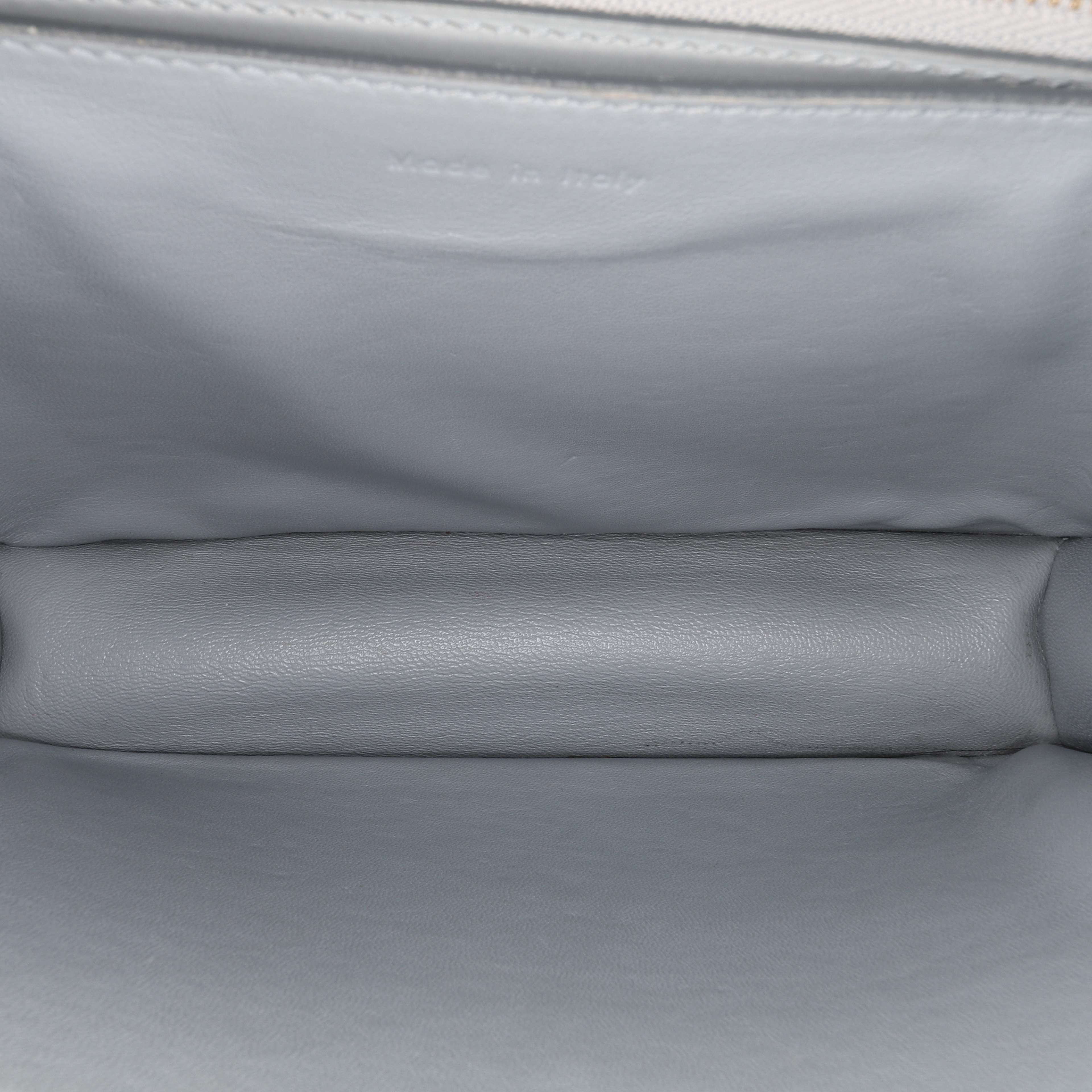 Celine Medium Calfskin Classic Box, från Luxclusif, i färgen light gray. Klicka för att öppna bilden i stort format