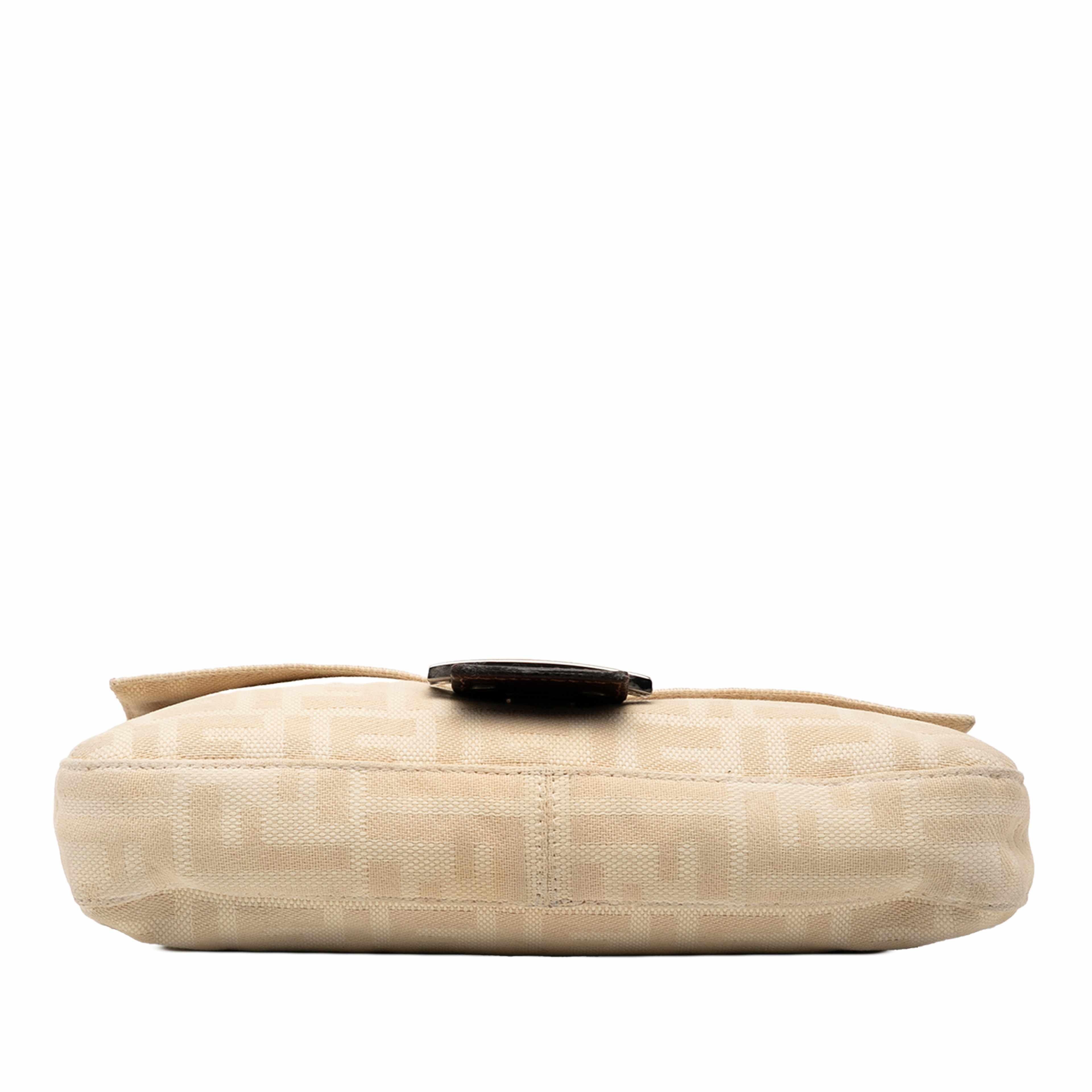 Fendi Zucca Canvas Baguette, från Luxclusif, i färgen beige. Klicka för att öppna bilden i stort format