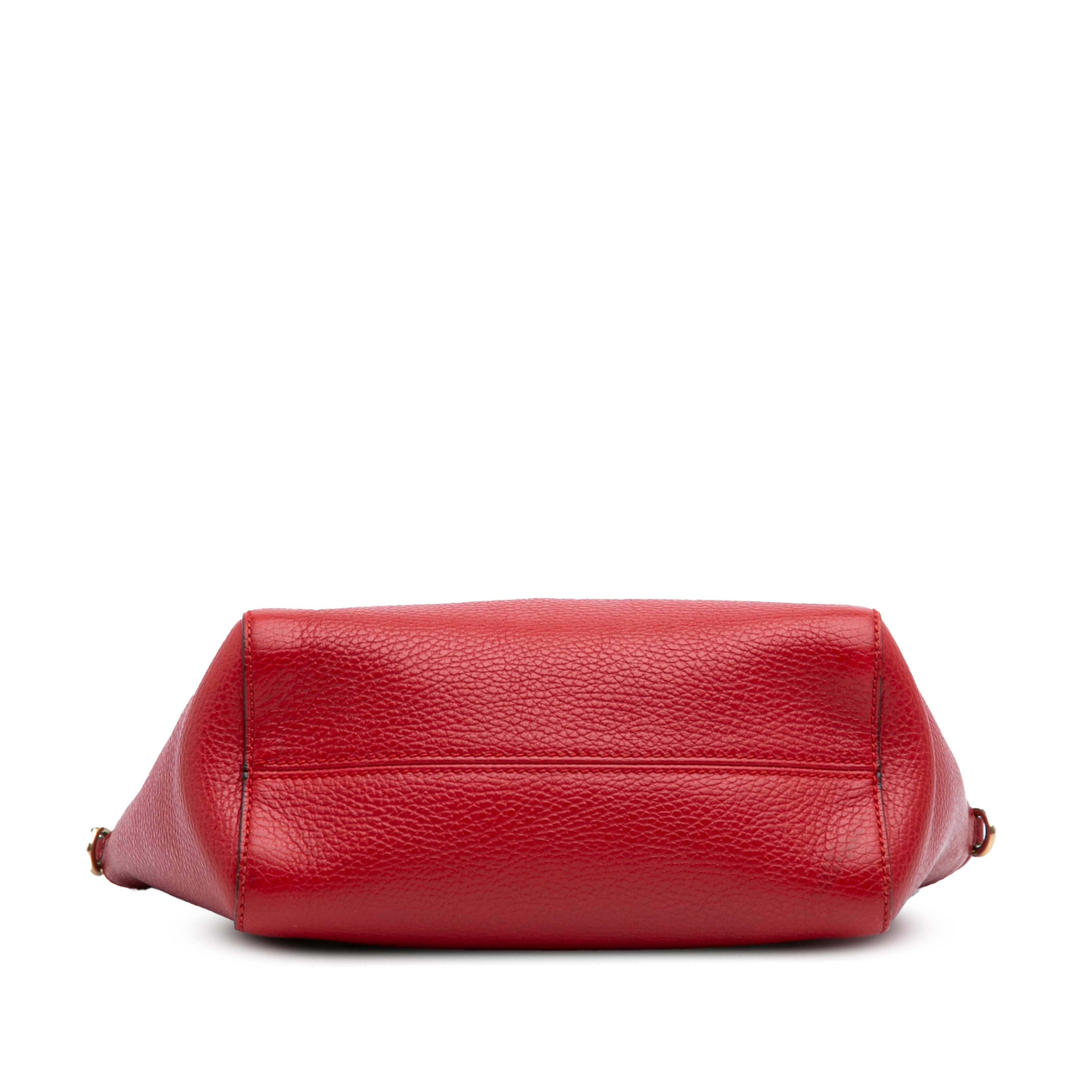 Gucci Mini Leather Swing Satchel, från Luxclusif, i färgen red. Klicka för att öppna bilden i stort format