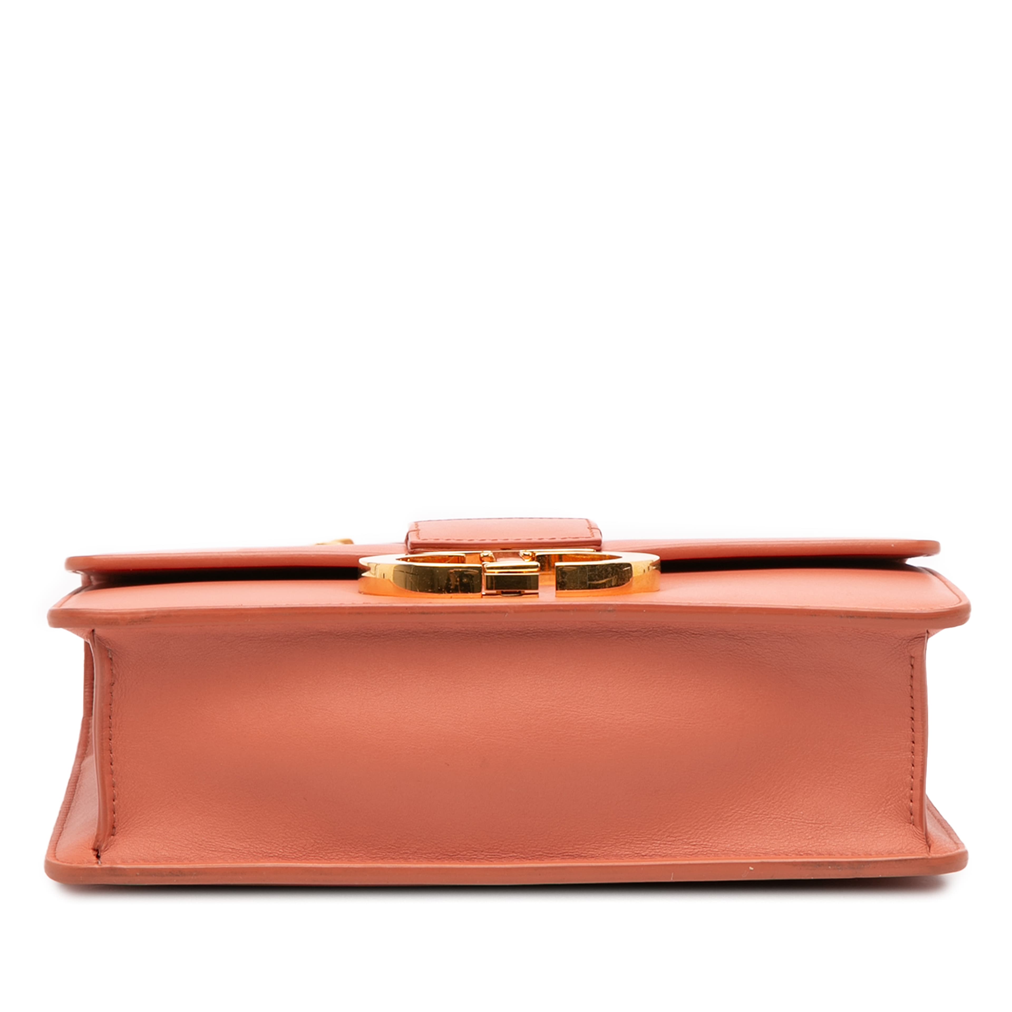 Dior Leather 30 Montaigne Flap, från Luxclusif, i färgen orange. Klicka för att öppna bilden i stort format