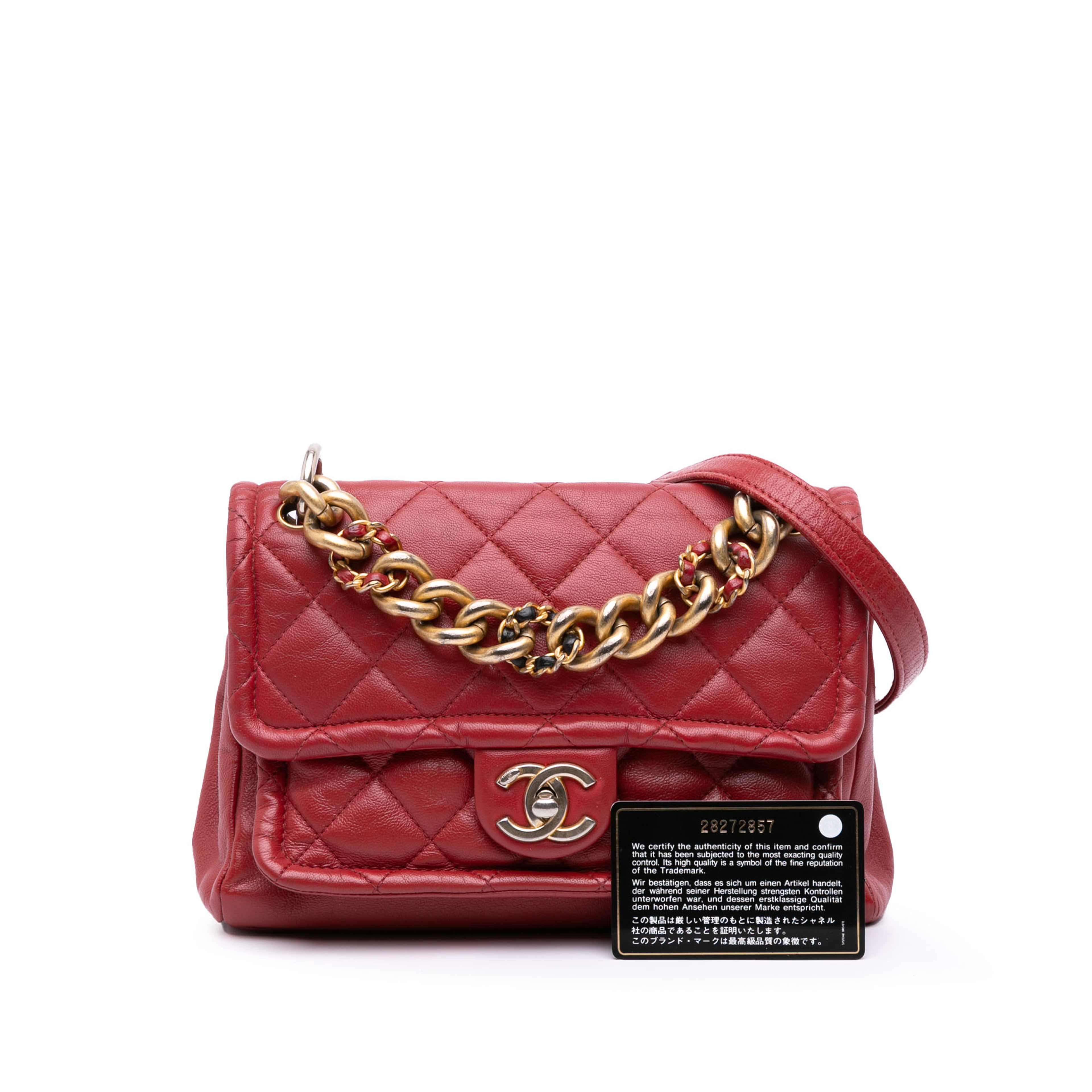 Chanel Small Quilted Lambskin Chain Link Flap, från Luxclusif, i färgen röd. Klicka för att öppna bilden i stort format