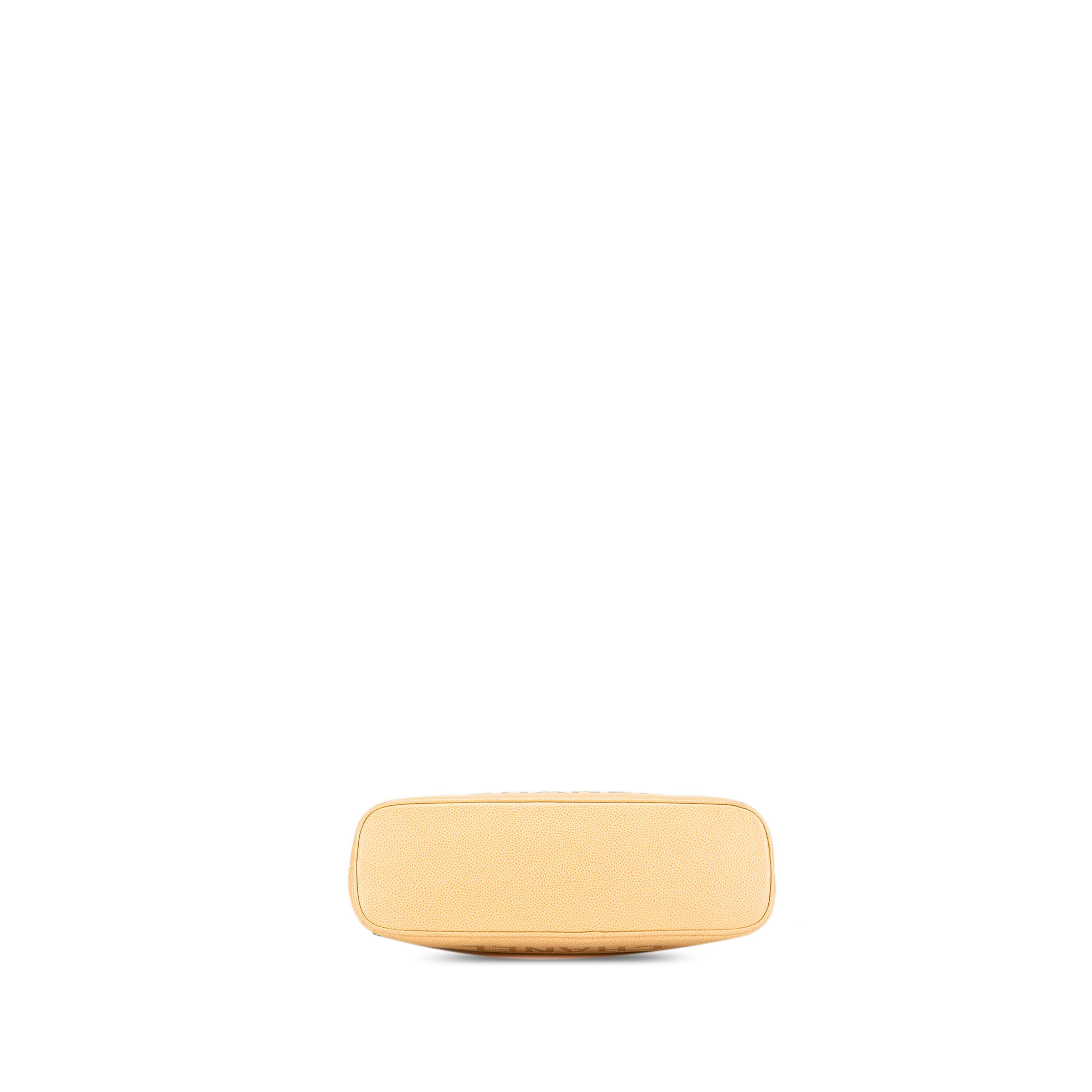 Chanel Caviar Shoulder Bag, från Luxclusif, i färgen light yellow.