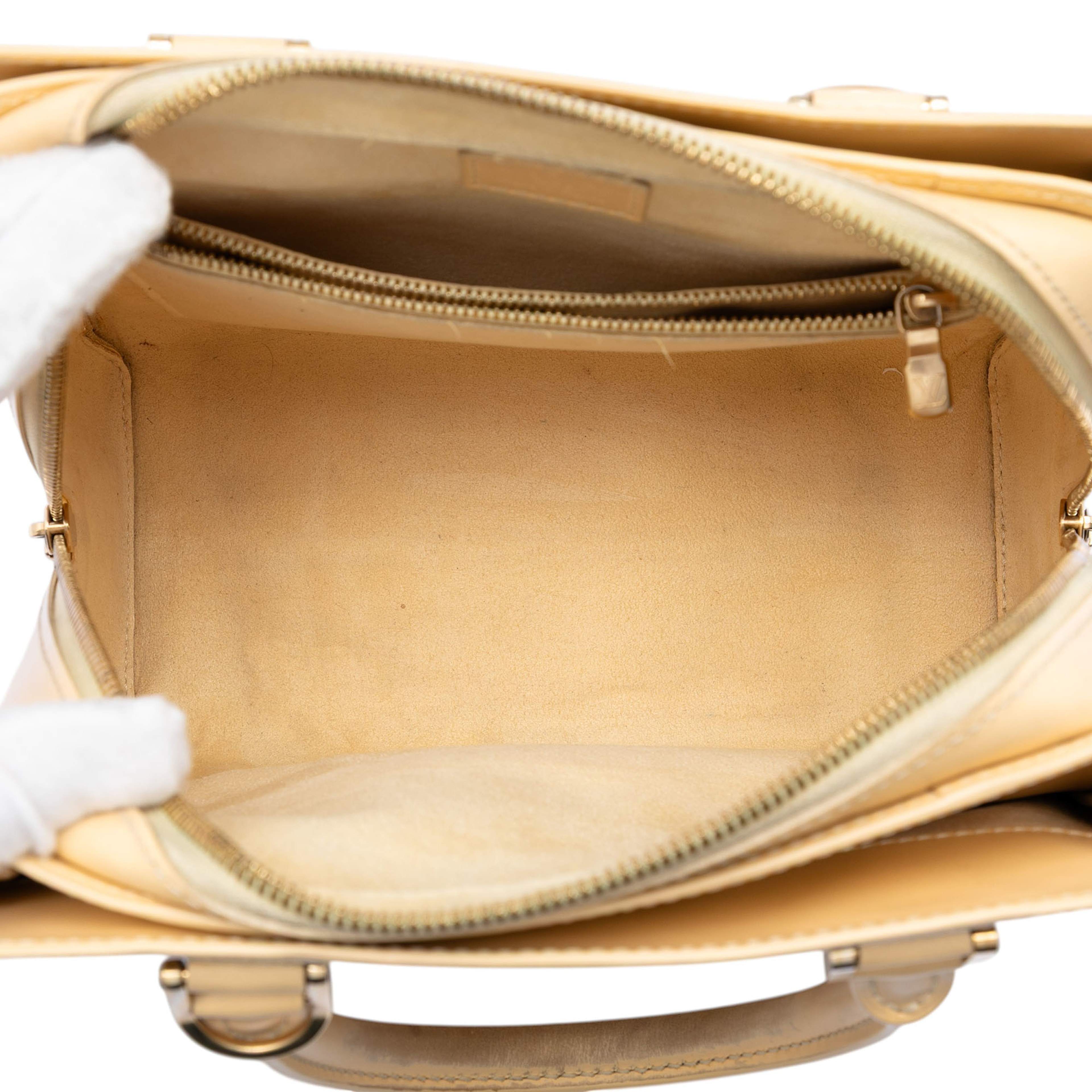 Louis Vuitton Epi Pont Neuf Pm, från Luxclusif, i färgen beige. Klicka för att öppna bilden i stort format