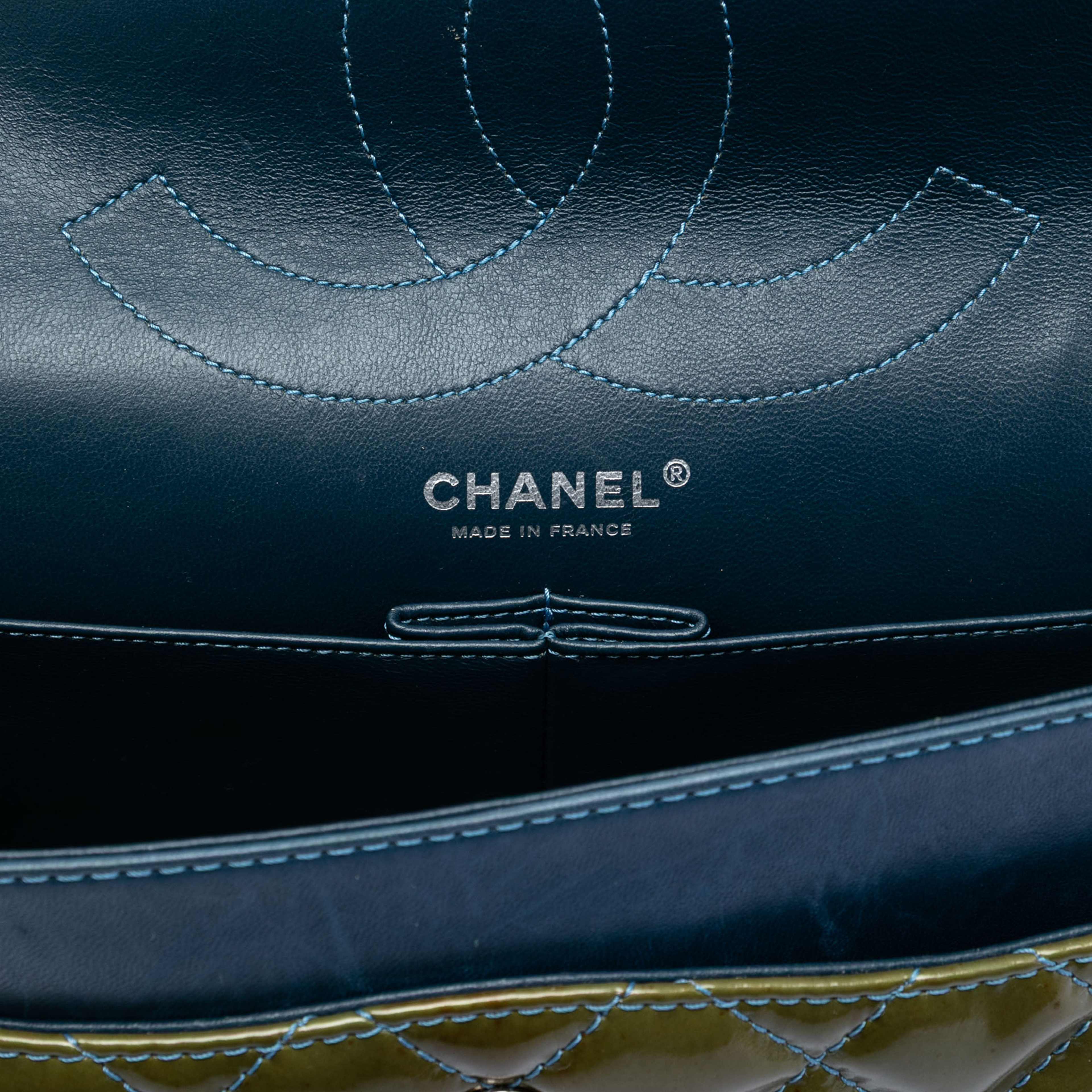 Chanel Quilted Patent Reissue 2.55 Double Flap 227, från Luxclusif, i färgen dark khaki. Klicka för att öppna bilden i stort format