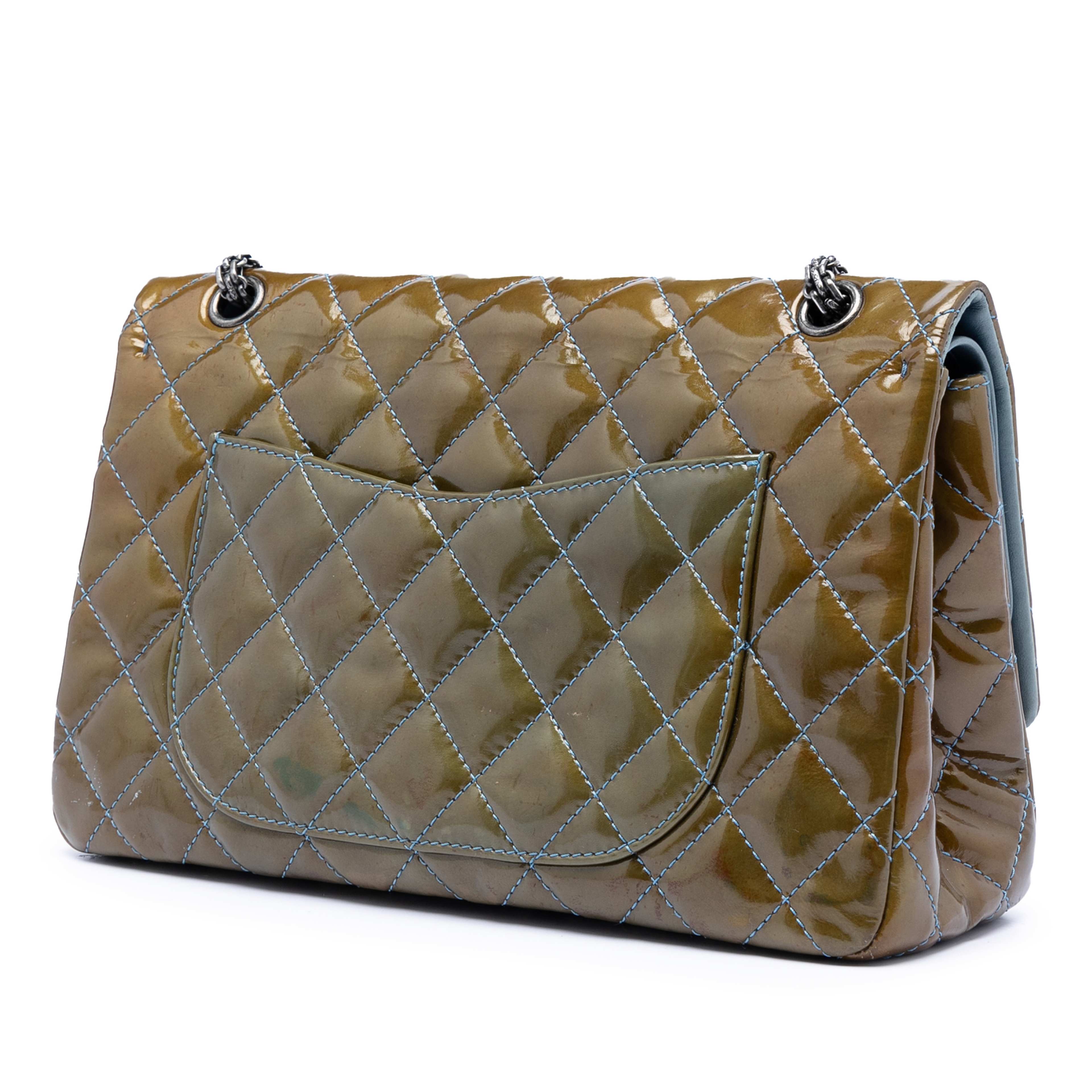 Chanel Quilted Patent Reissue 2.55 Double Flap 227, från Luxclusif, i färgen brun. Klicka för att öppna bilden i stort format