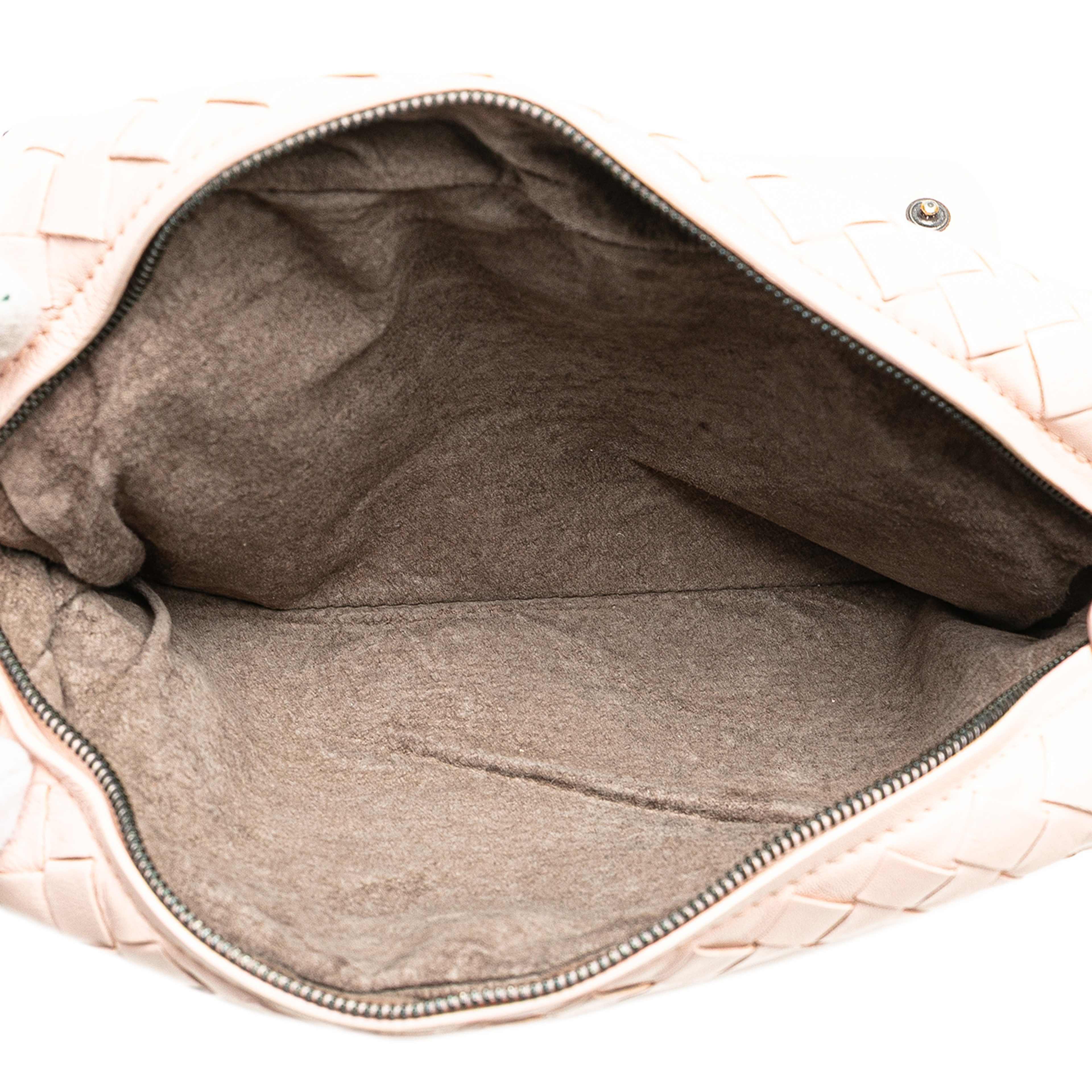 Bottega Veneta Leather Intrecciato Chain Flap Crossbody, från Luxclusif, i färgen light pink. Klicka för att öppna bilden i stort format