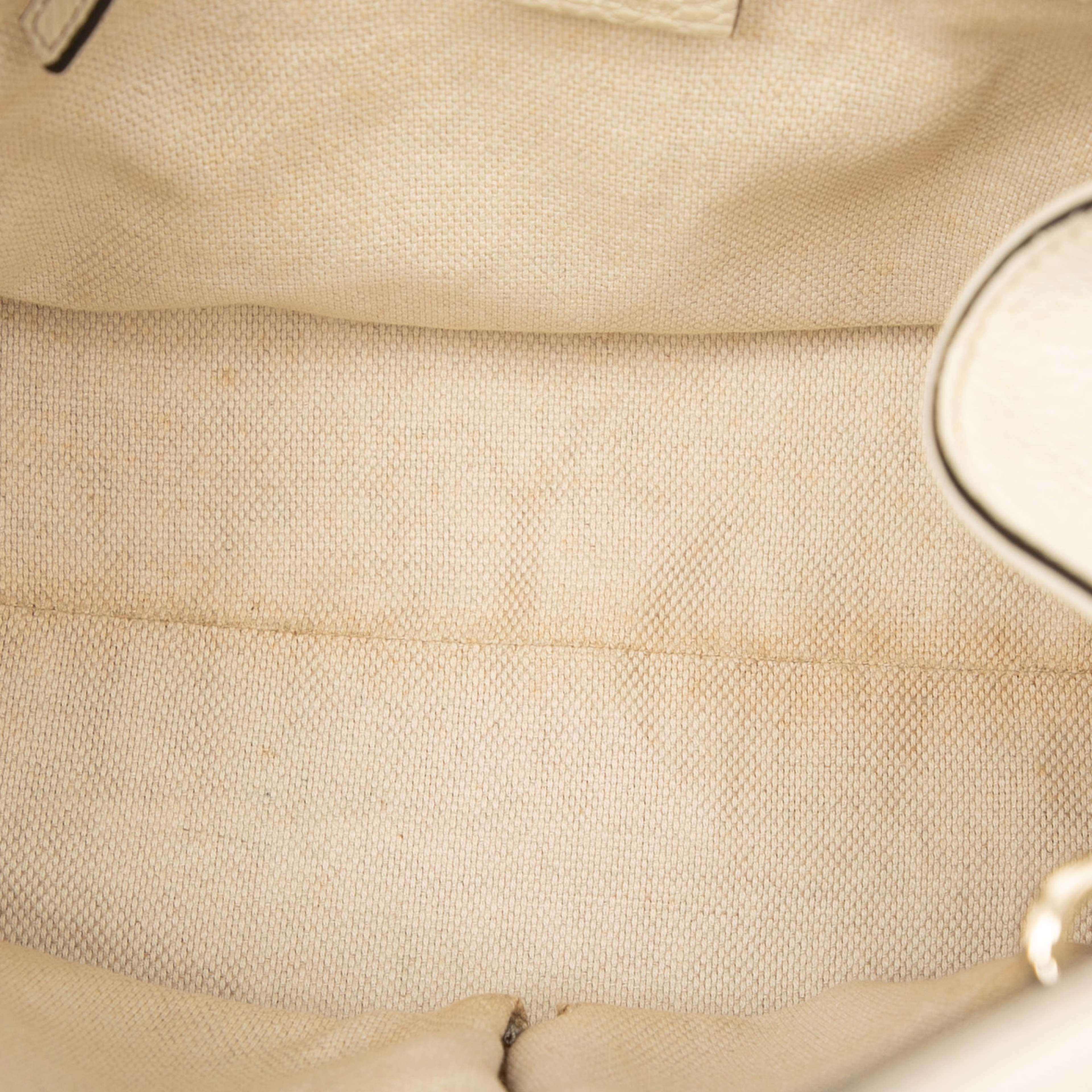 Gucci Small Leather Soho Satchel, från Luxclusif, i färgen light beige. Klicka för att öppna bilden i stort format