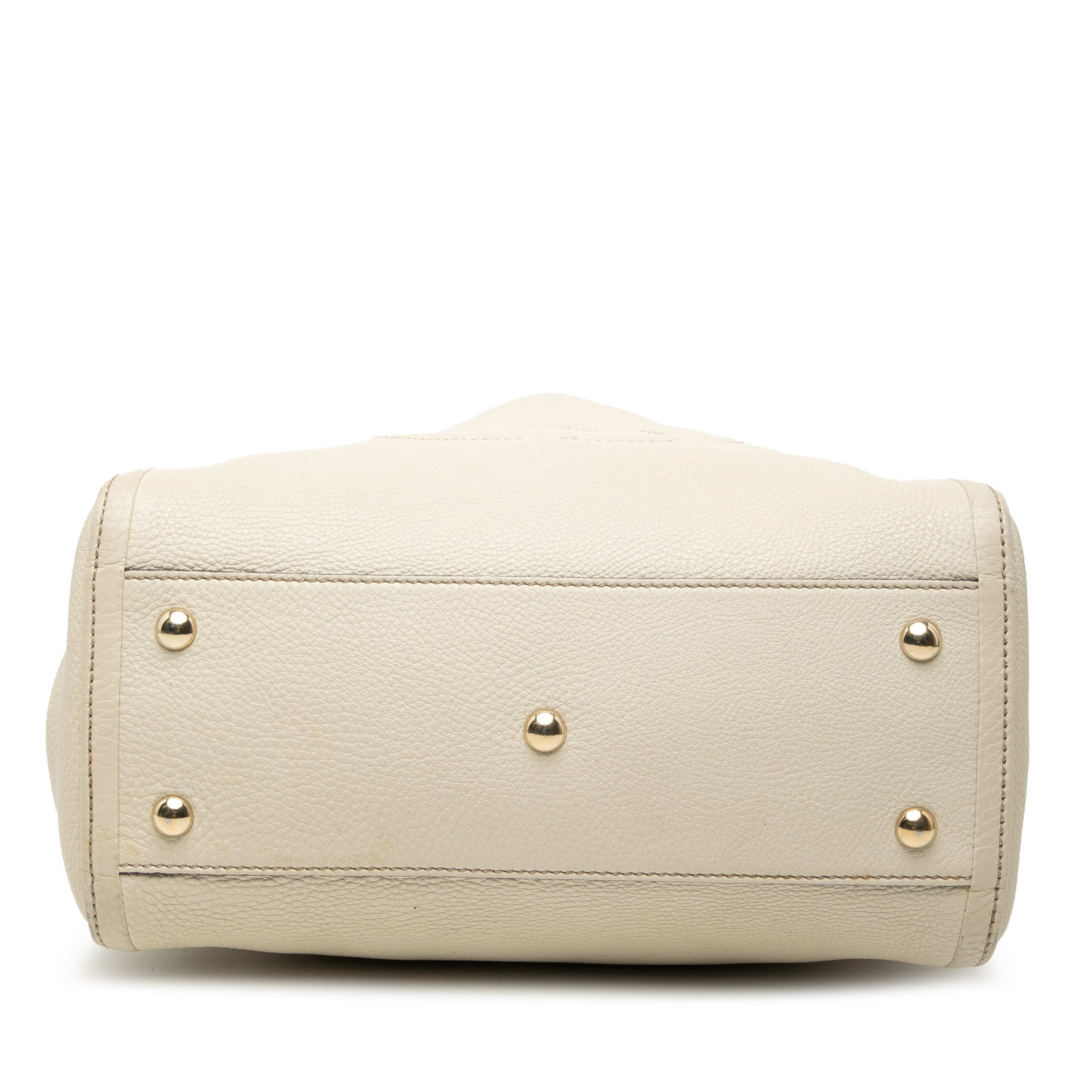 Gucci Small Leather Soho Satchel, från Luxclusif, i färgen light beige. Klicka för att öppna bilden i stort format