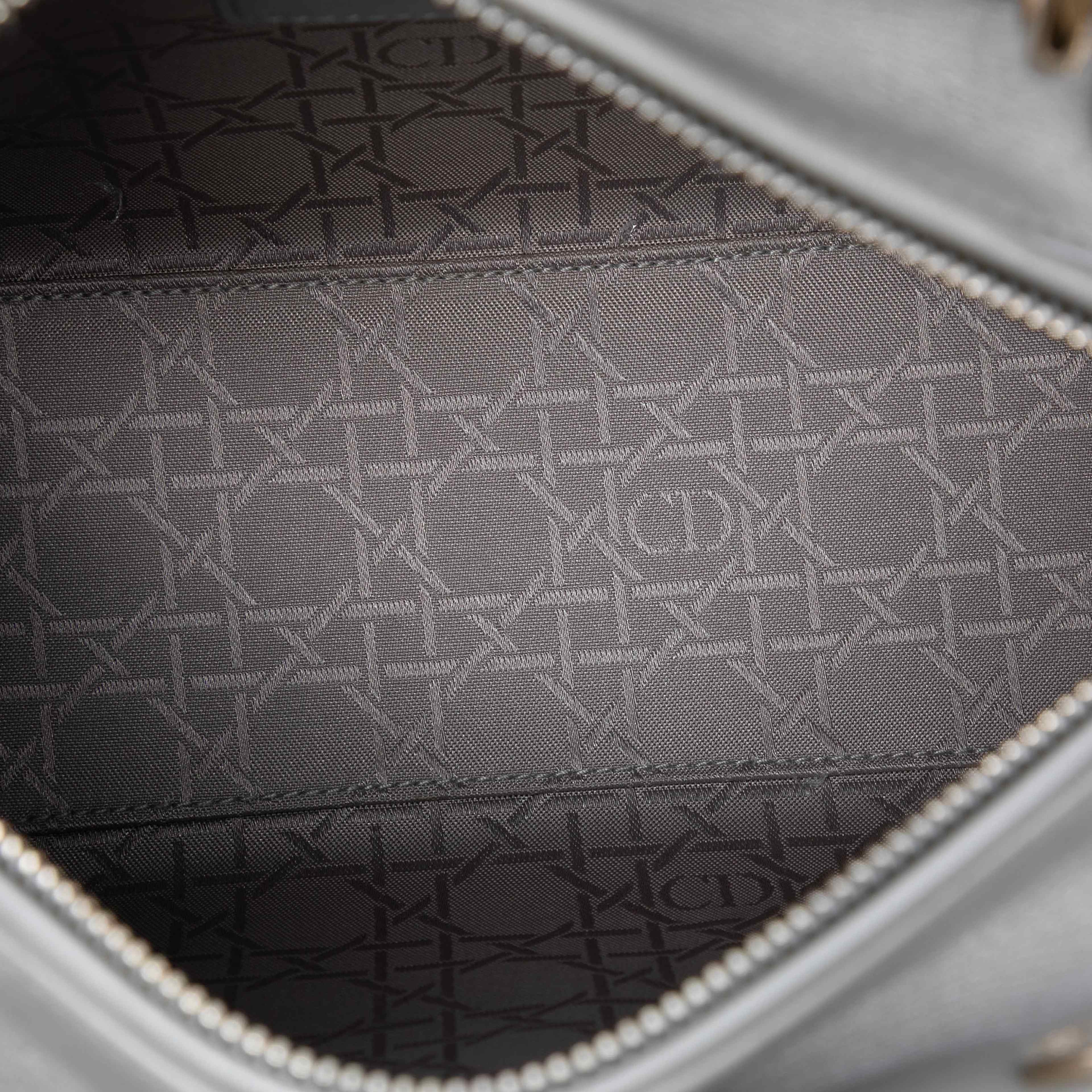 Dior Medium Pearlescent Lambskin Cannage Lady Dior, från Luxclusif, i färgen gray. Klicka för att öppna bilden i stort format