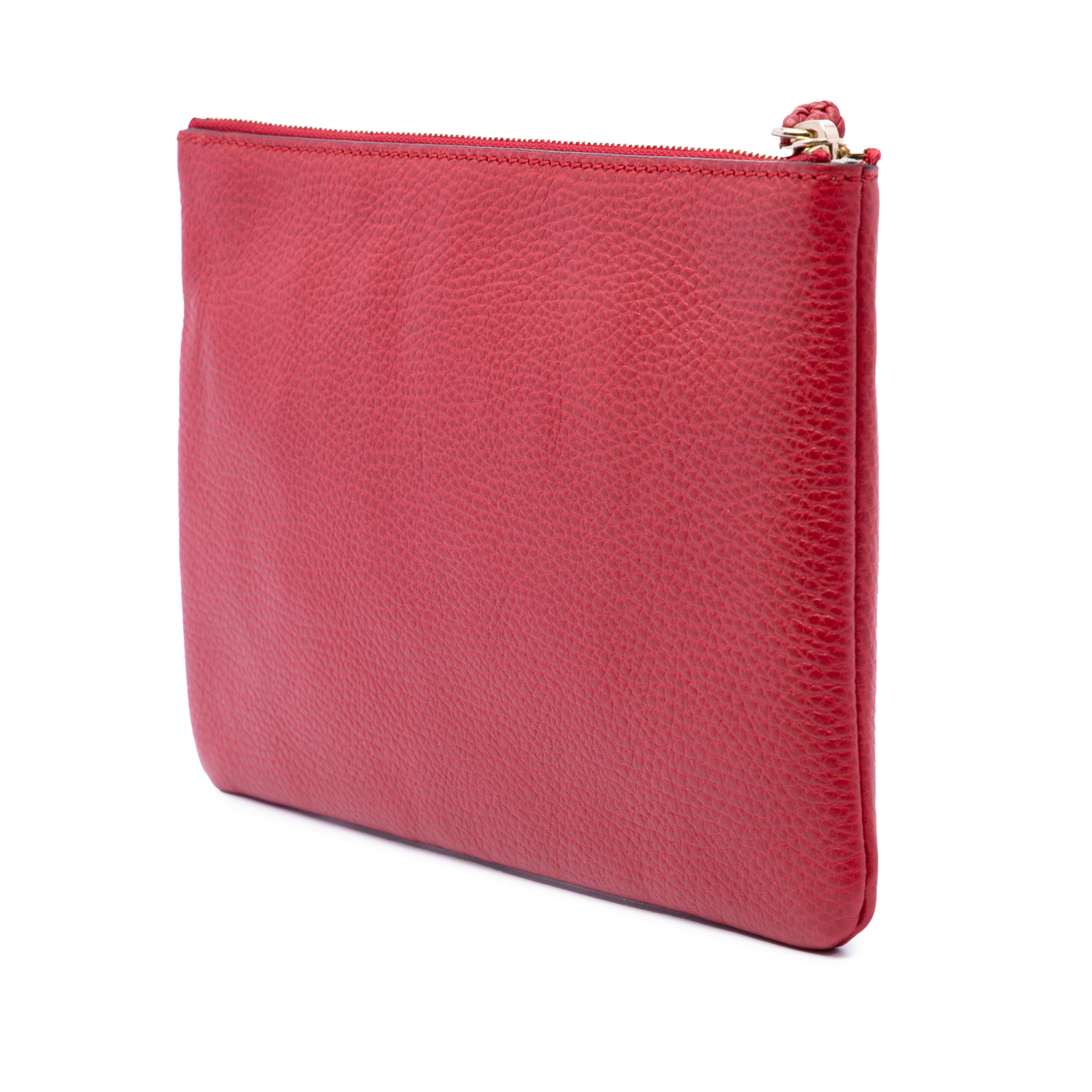 Gucci Calfskin Bamboo Clutch, från Luxclusif, i färgen röd. Klicka för att öppna bilden i stort format