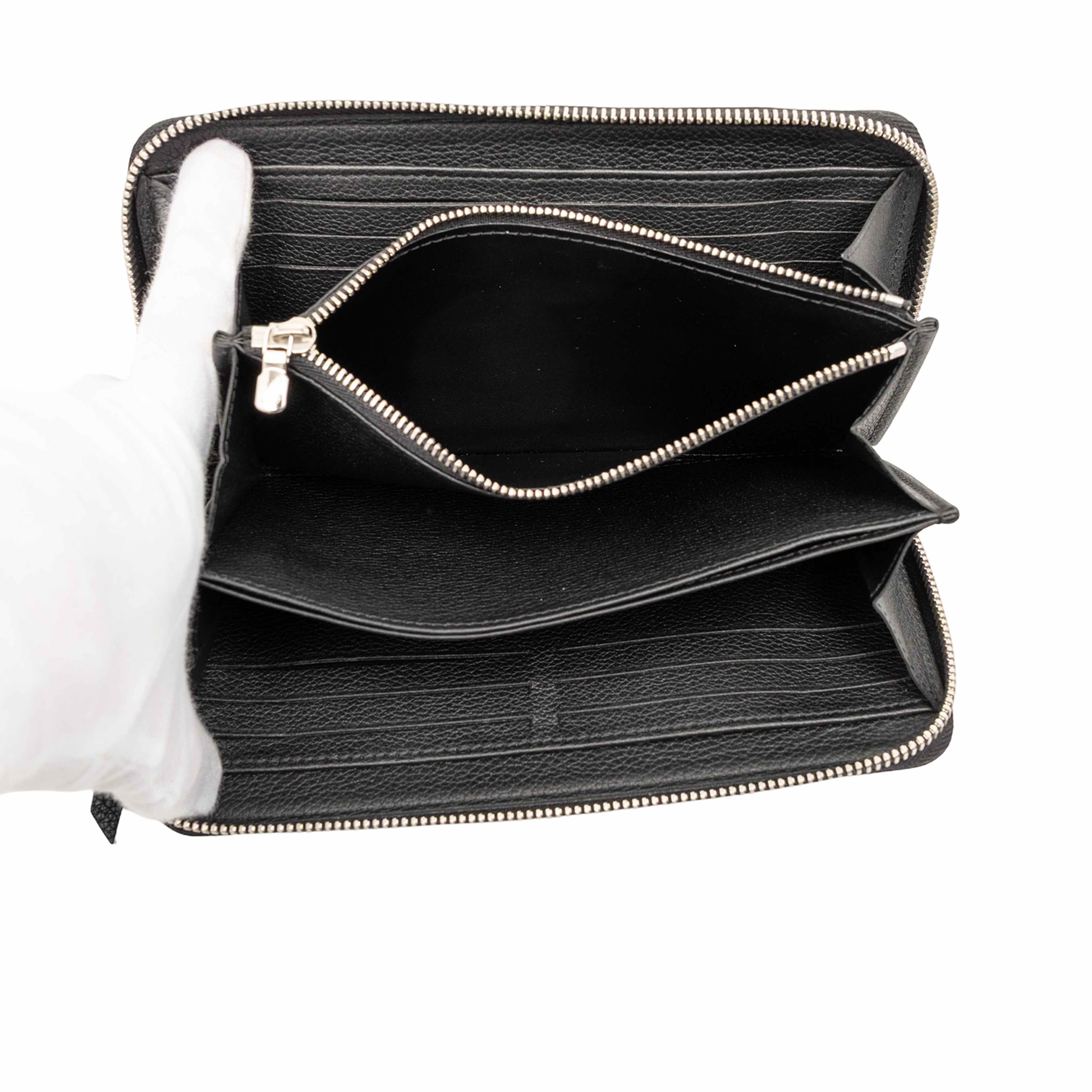 Louis Vuitton Leather Lockme Zippy Wallet, från Luxclusif, i färgen black. Klicka för att öppna bilden i stort format