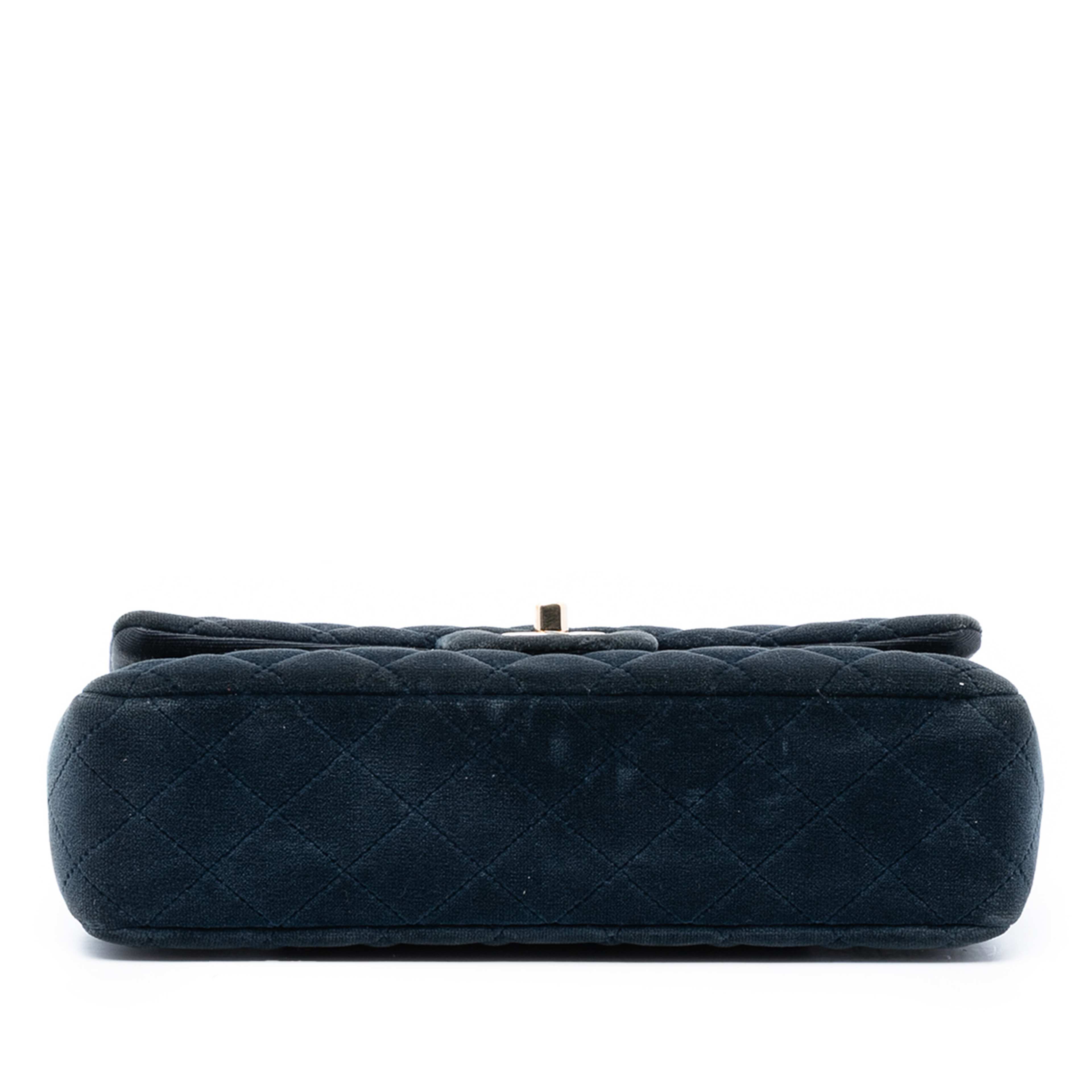 Chanel Medium Classic Velvet Double Flap, från Luxclusif, i färgen navy. Klicka för att öppna bilden i stort format