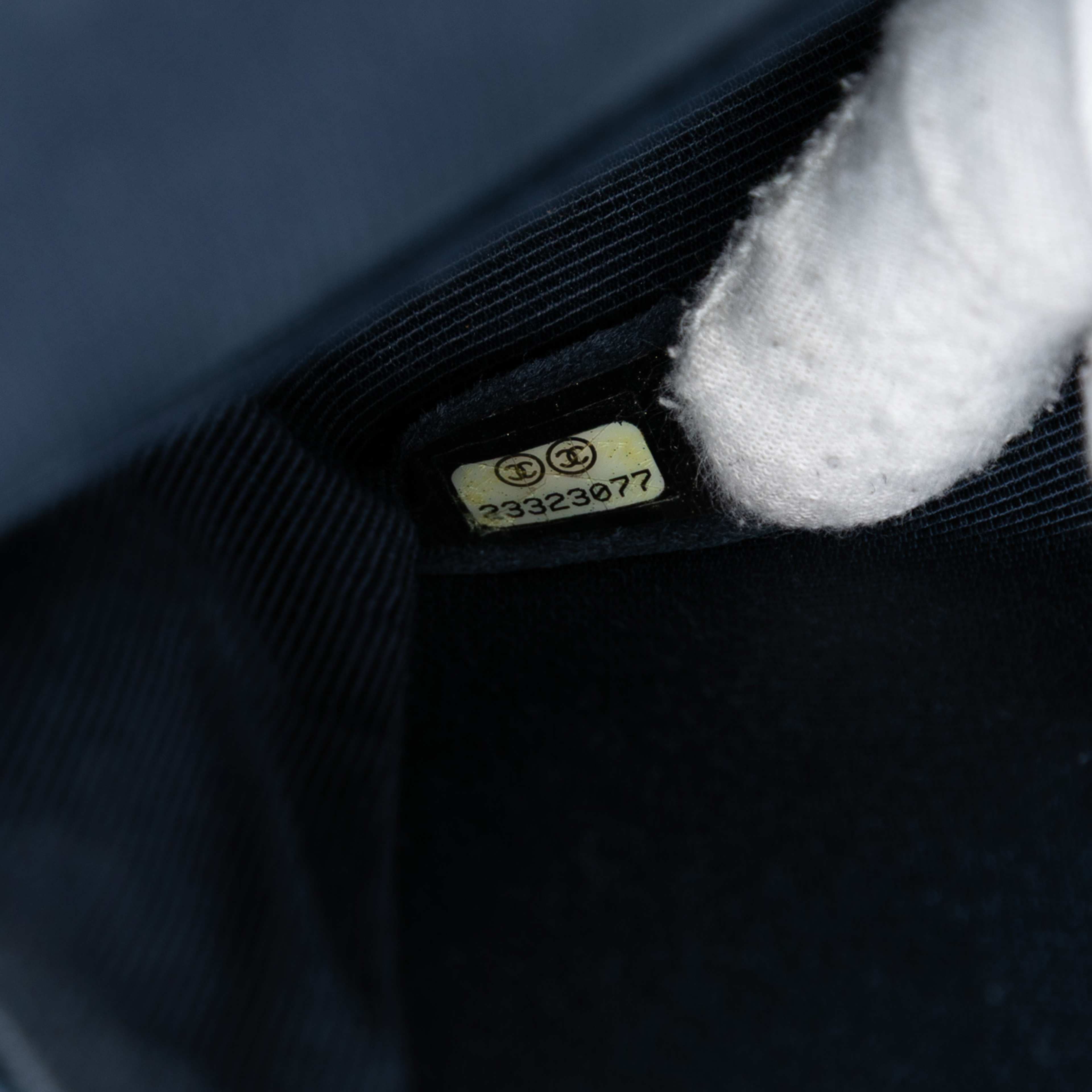 Chanel Medium Classic Velvet Double Flap, från Luxclusif, i färgen navy. Klicka för att öppna bilden i stort format