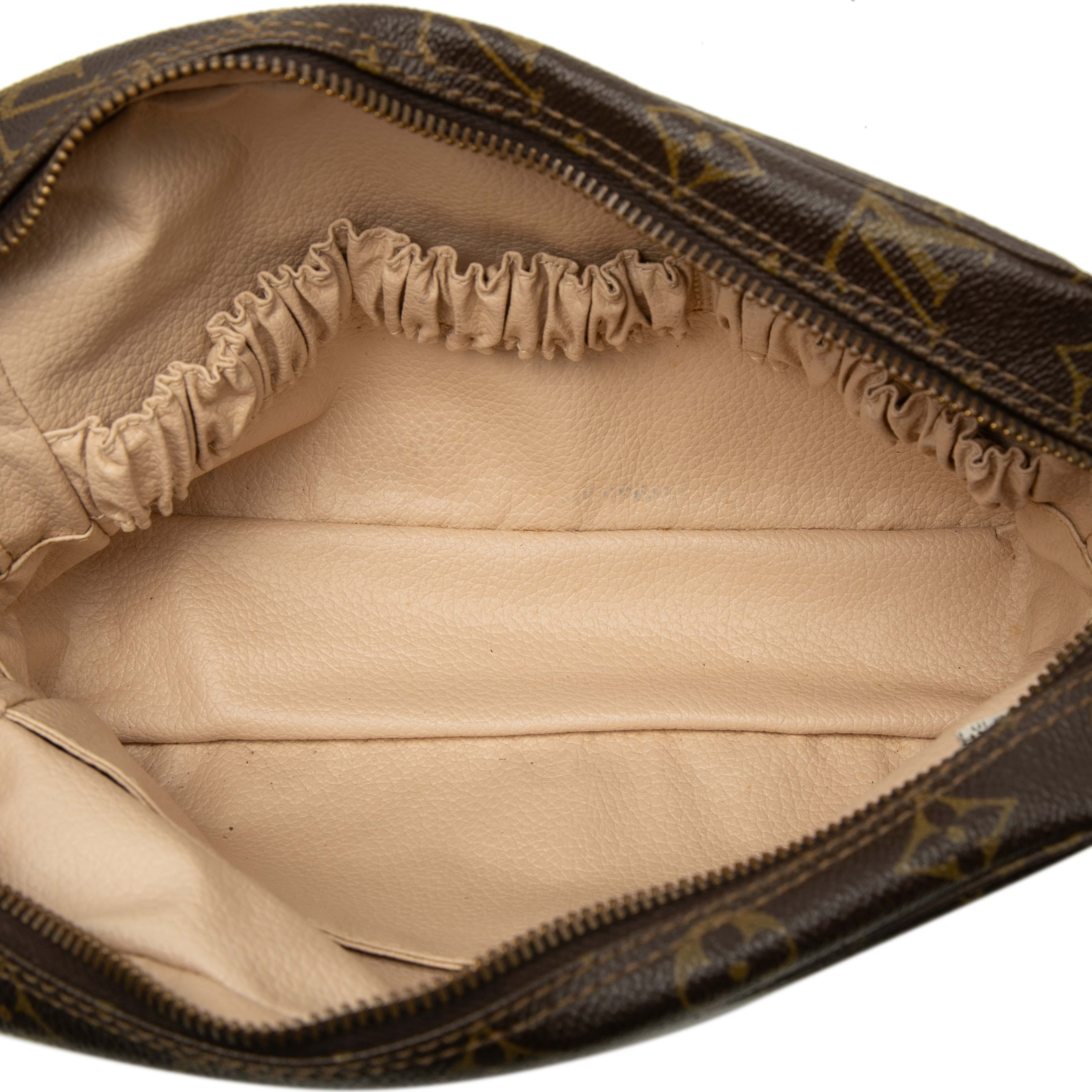 Louis Vuitton Monogram Trousse Toilette 23, från Luxclusif, i färgen brun. Klicka för att öppna bilden i stort format