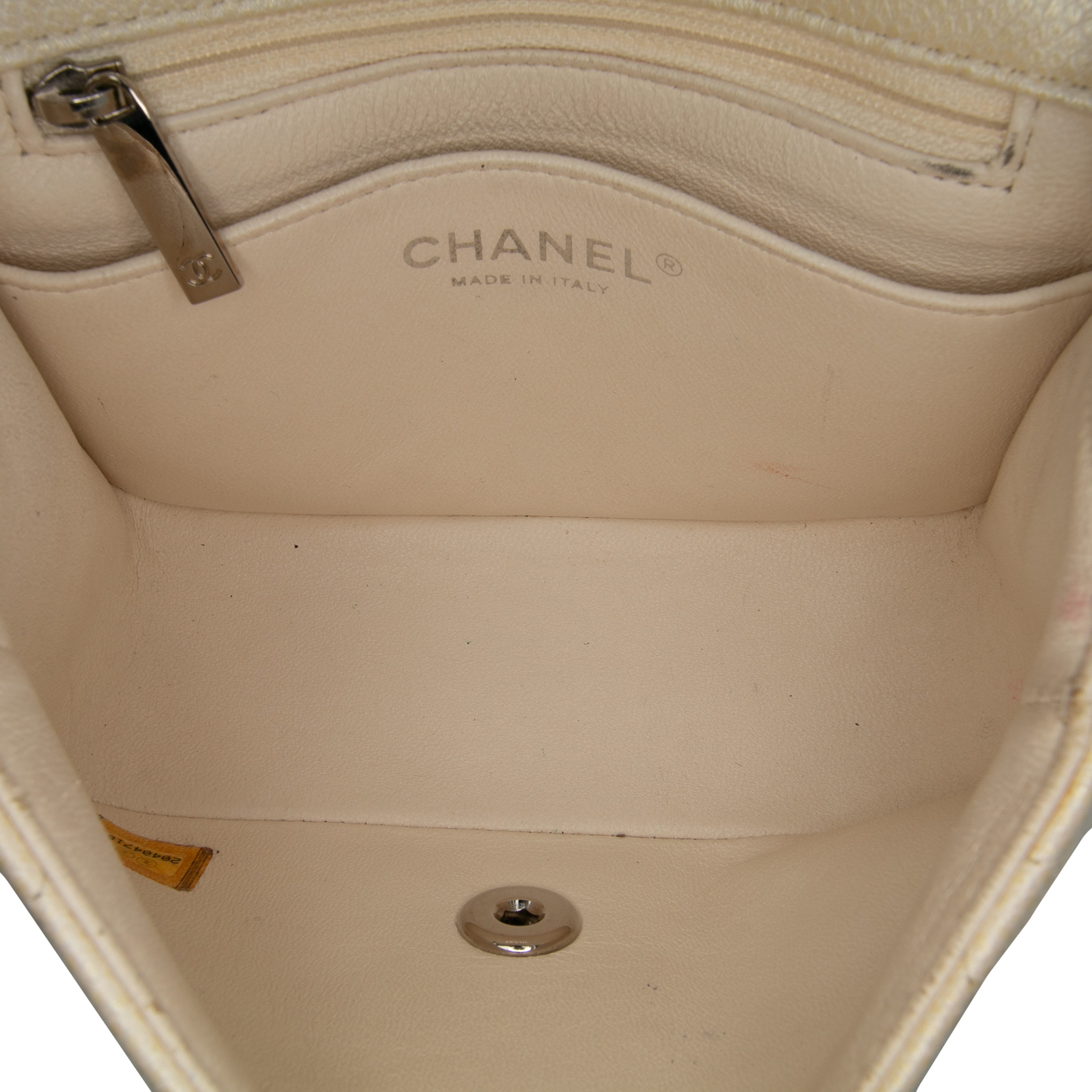 Chanel Mini Square Classic Caviar Single Flap, från Luxclusif, i färgen light gold. Klicka för att öppna bilden i stort format