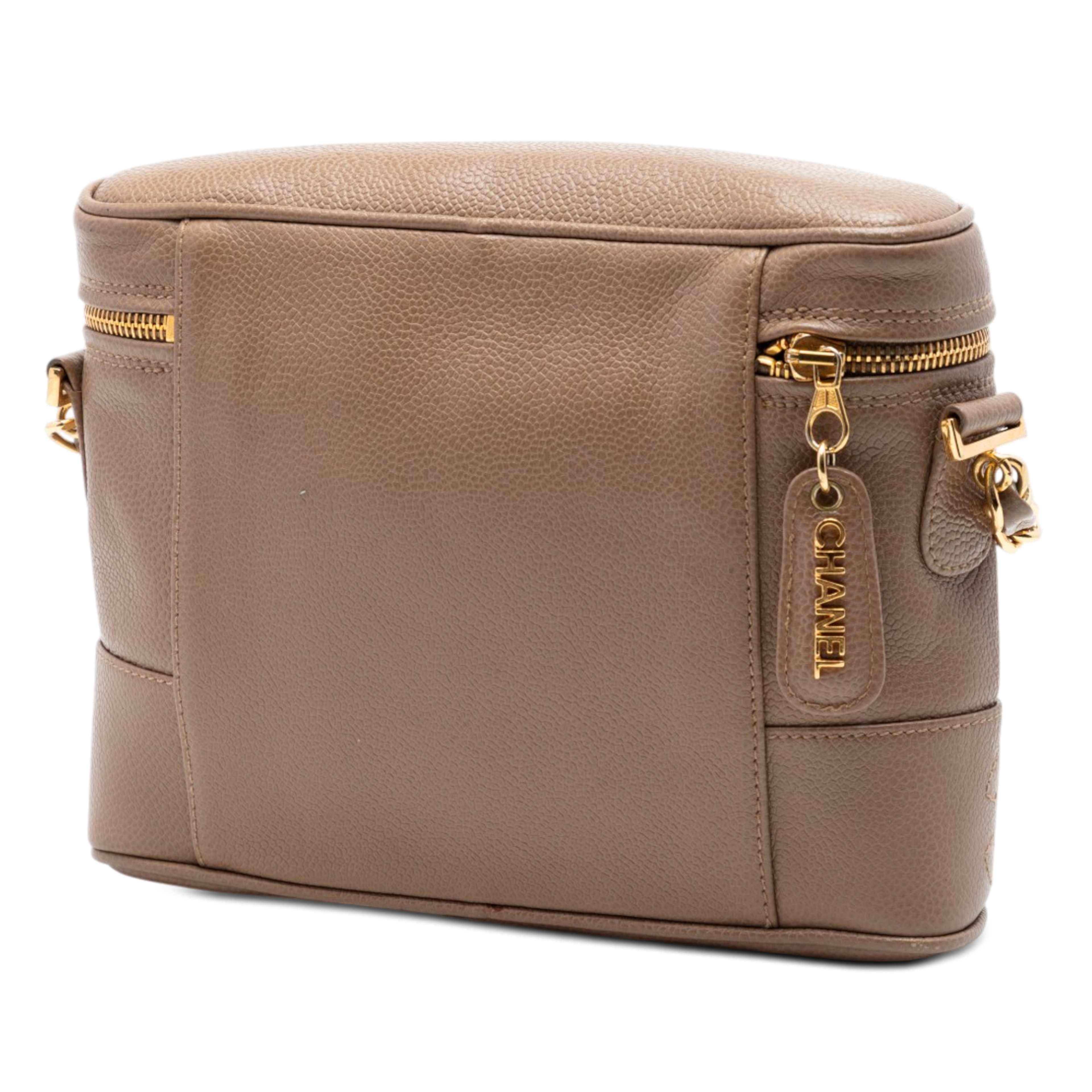 Chanel Triple Cc Caviar Crossbody, från Luxclusif, i färgen brun. Klicka för att öppna bilden i stort format