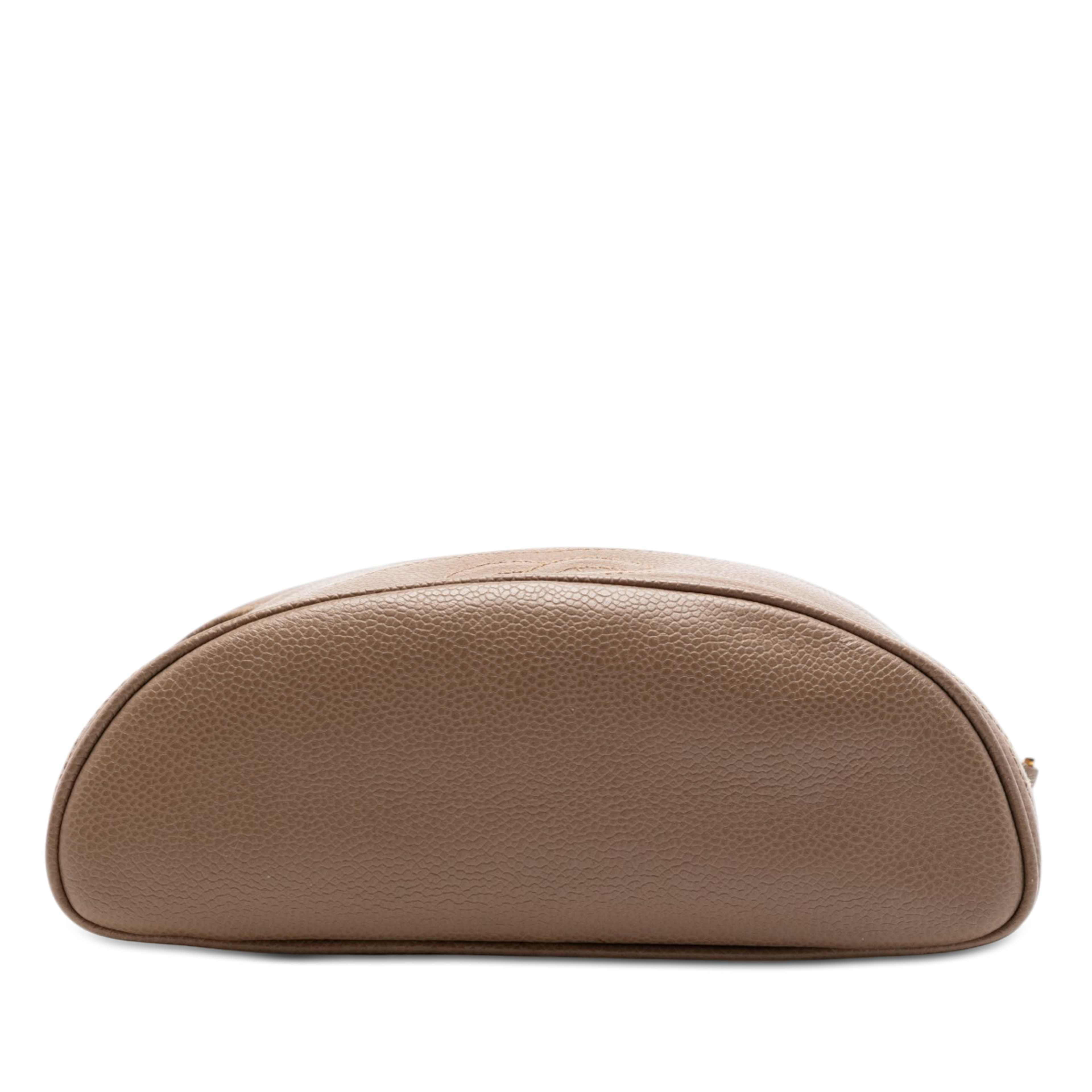Chanel Triple Cc Caviar Crossbody, från Luxclusif, i färgen light brown. Klicka för att öppna bilden i stort format