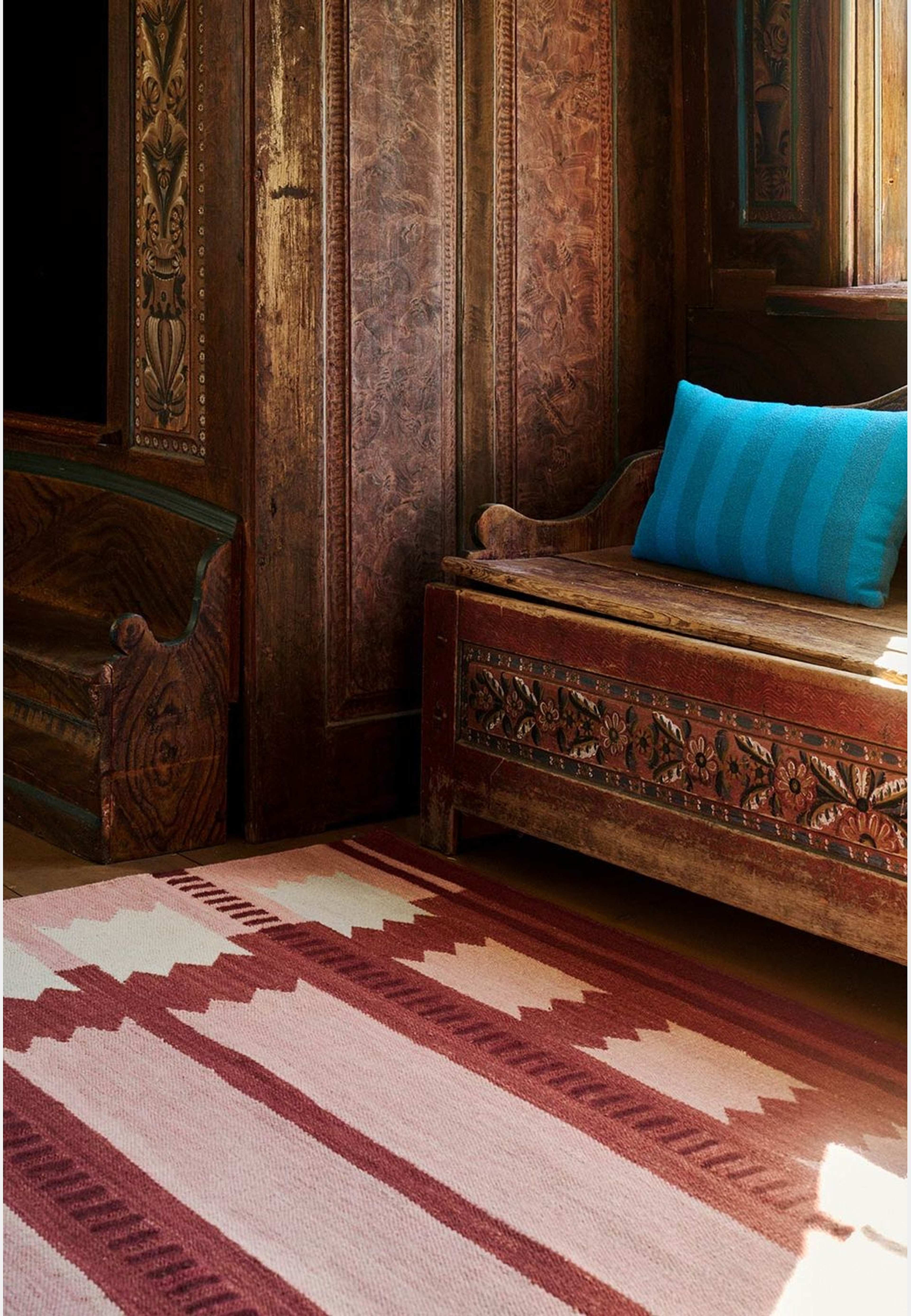 Röllakan Ullmatta 140x200 cm, från Layered, i färgen röd. Klicka för att öppna bilden i stort format