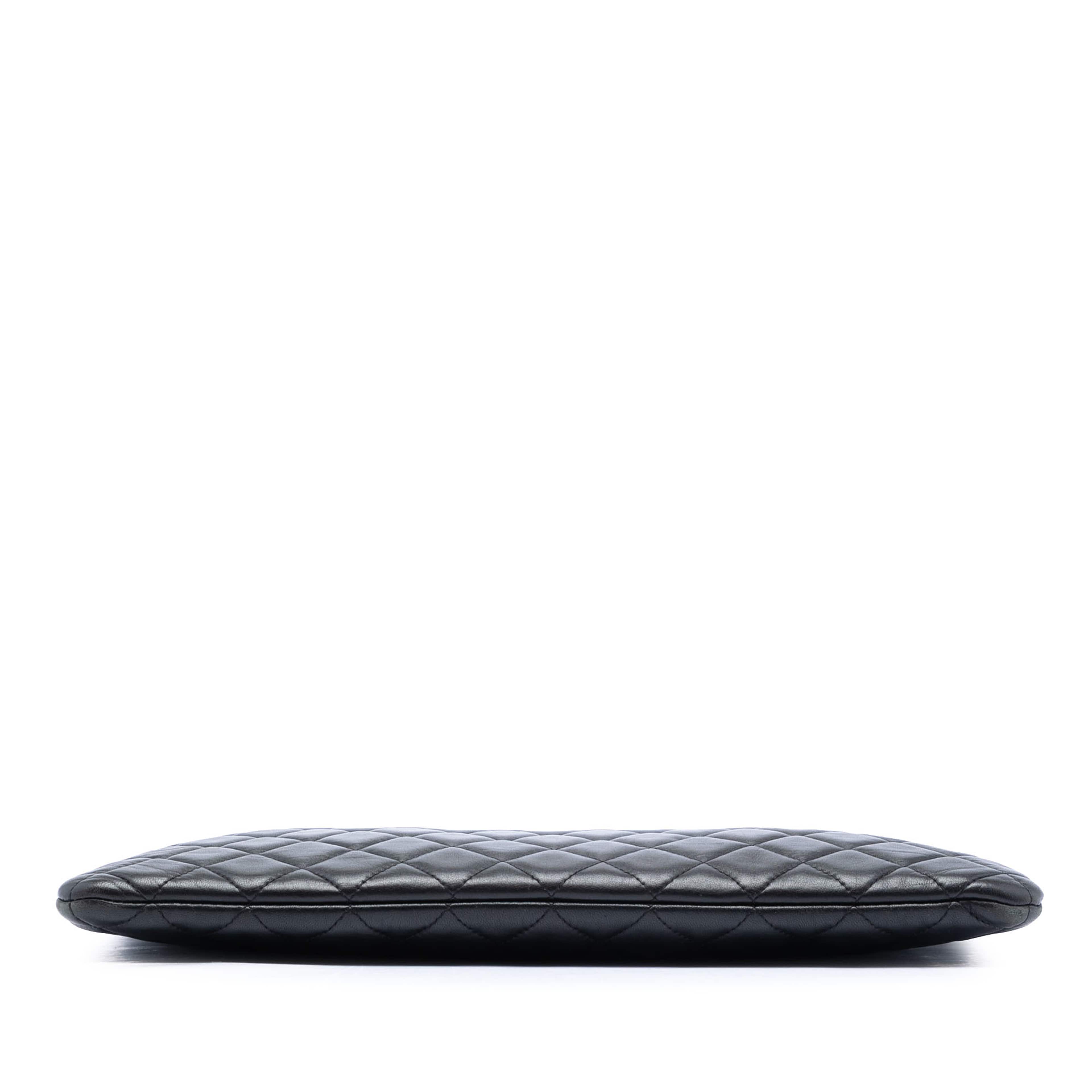 Chanel Large Quilted Lambskin O Case Clutch, från Luxclusif, i färgen svart. Klicka för att öppna bilden i stort format