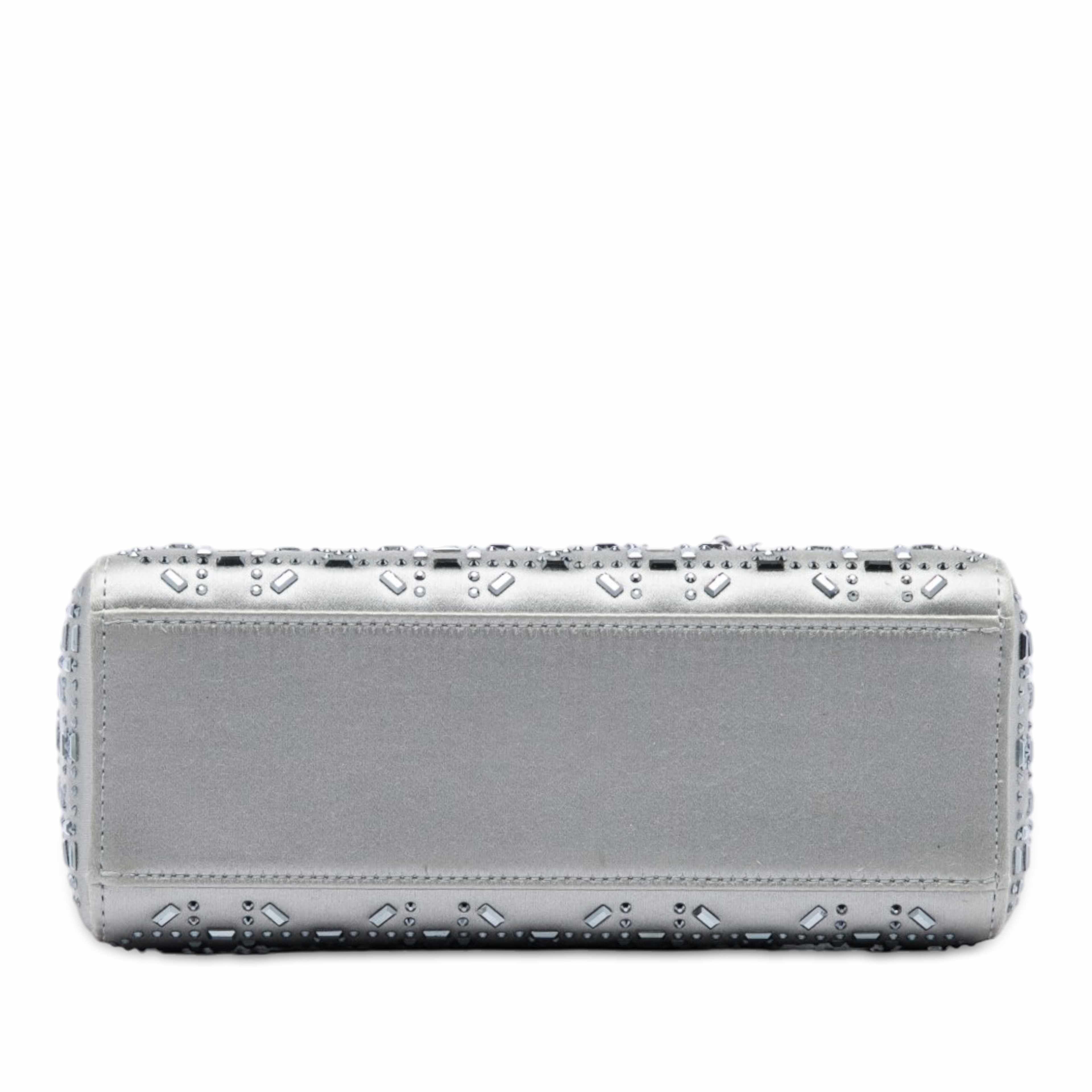 Dior Mini Satin Cannage Crystal Embellished Lady Dior, från Luxclusif, i färgen grå. Klicka för att öppna bilden i stort format