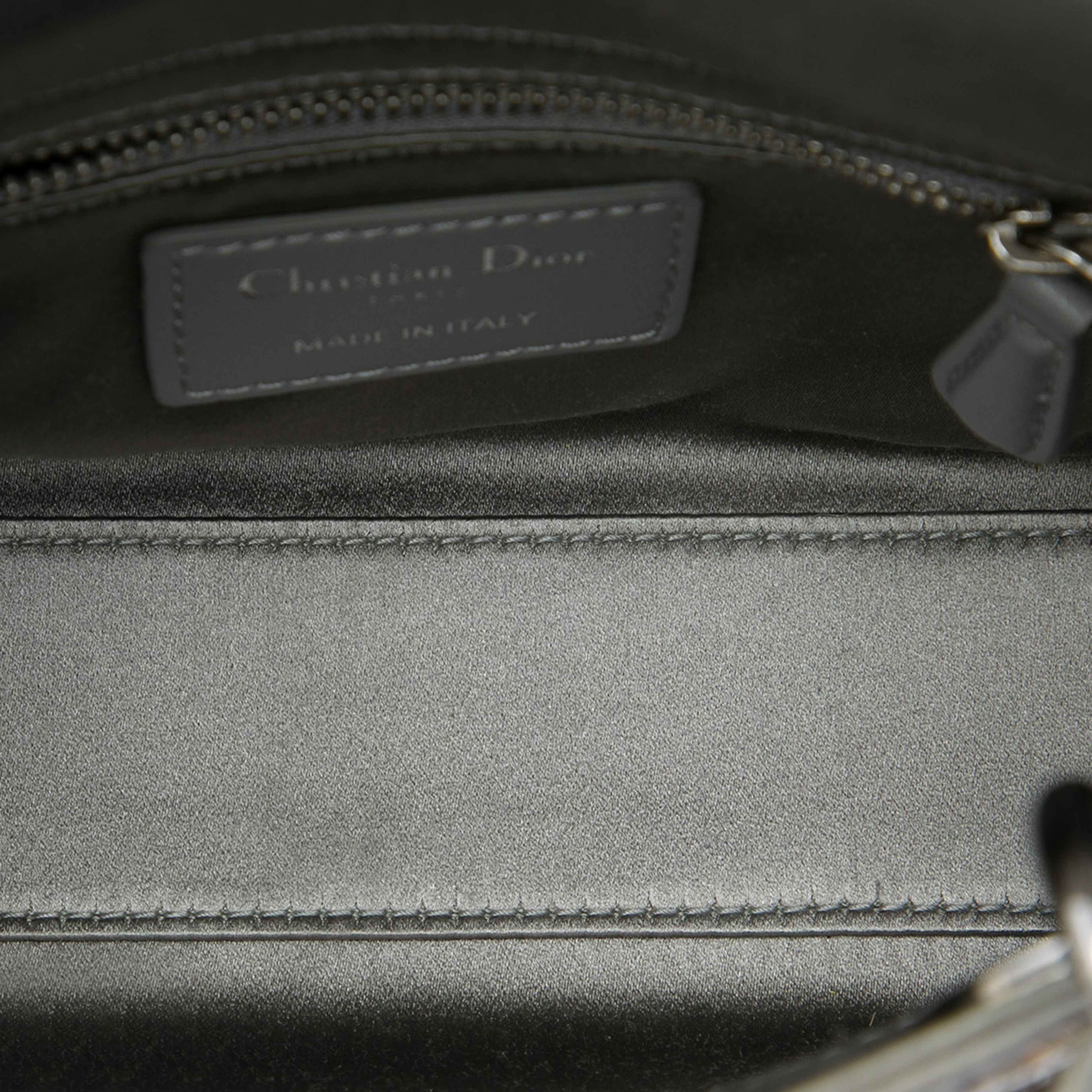 Dior Mini Satin Cannage Crystal Embellished Lady Dior, från Luxclusif, i färgen grå. Klicka för att öppna bilden i stort format