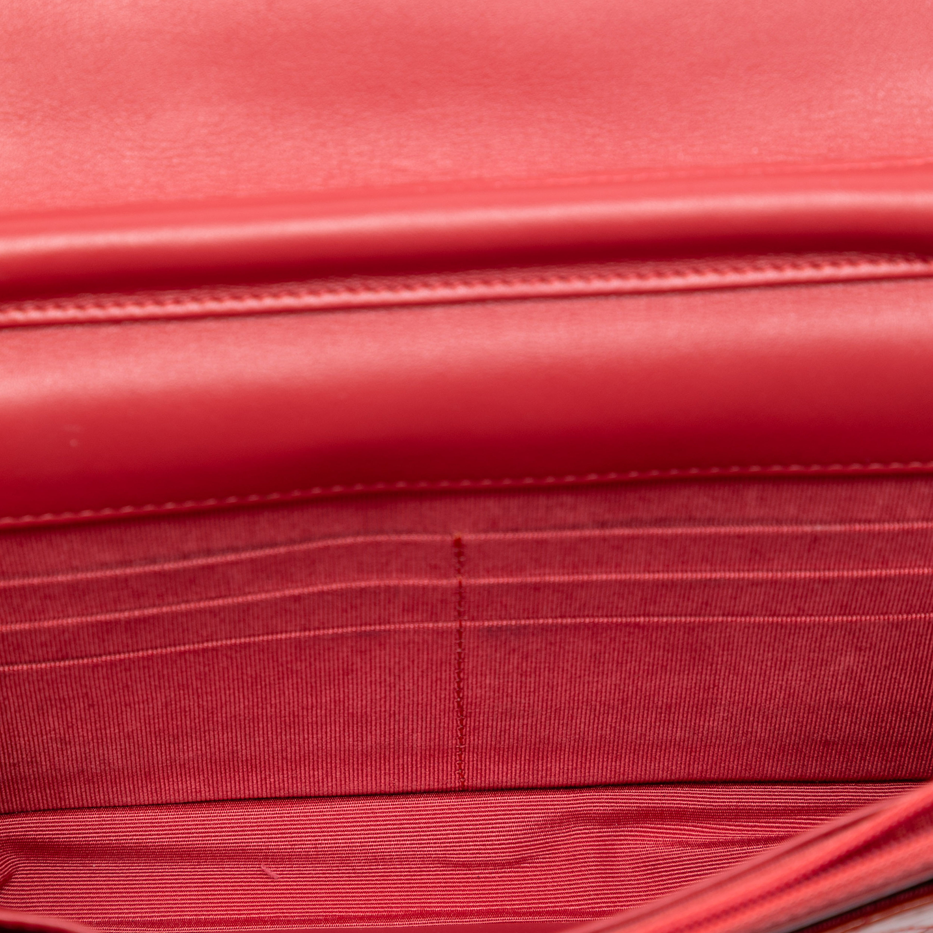 Chanel Cc Quilted Patent Wallet On Chain, från Luxclusif, i färgen dark orange. Klicka för att öppna bilden i stort format