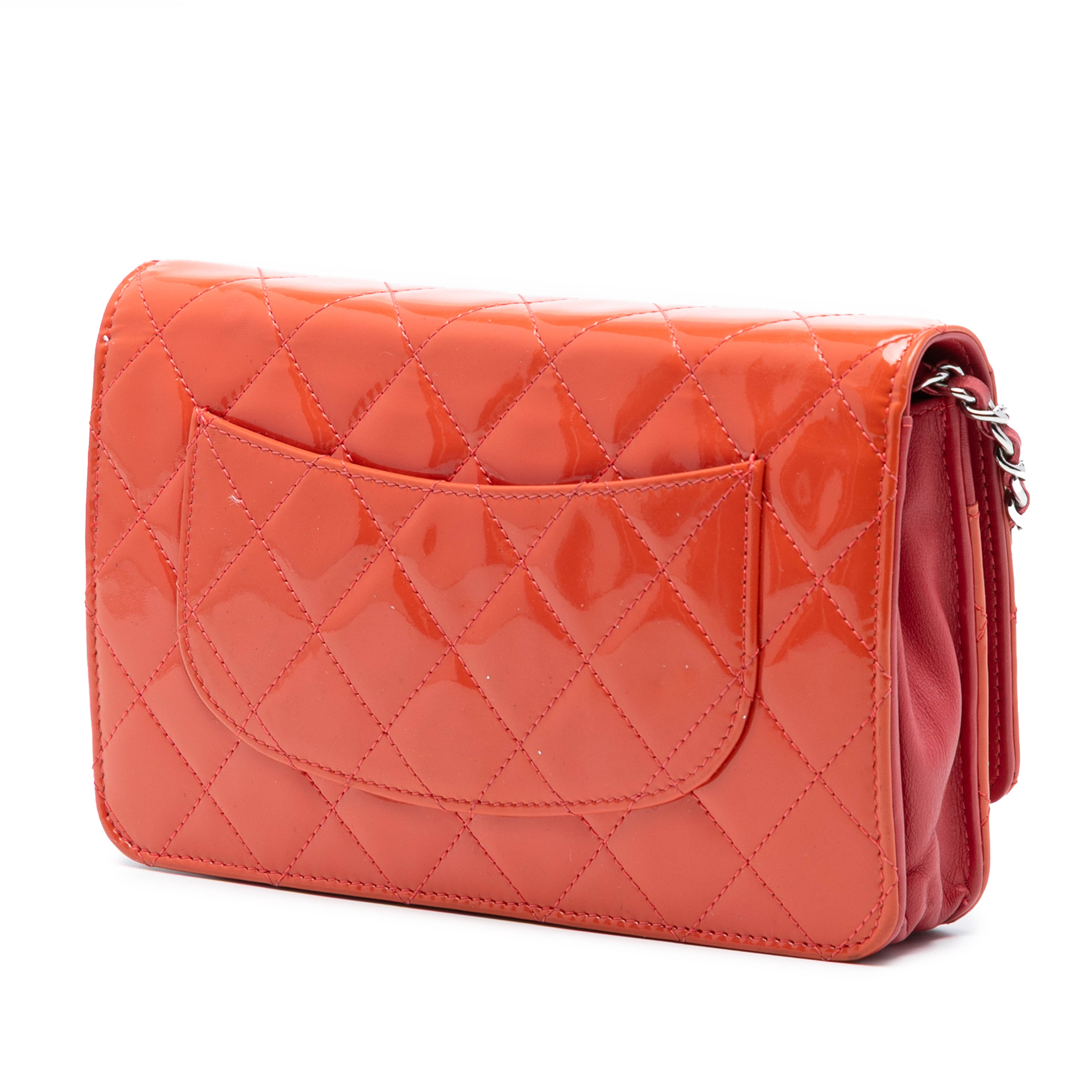 Chanel Cc Quilted Patent Wallet On Chain, från Luxclusif, i färgen dark orange. Klicka för att öppna bilden i stort format