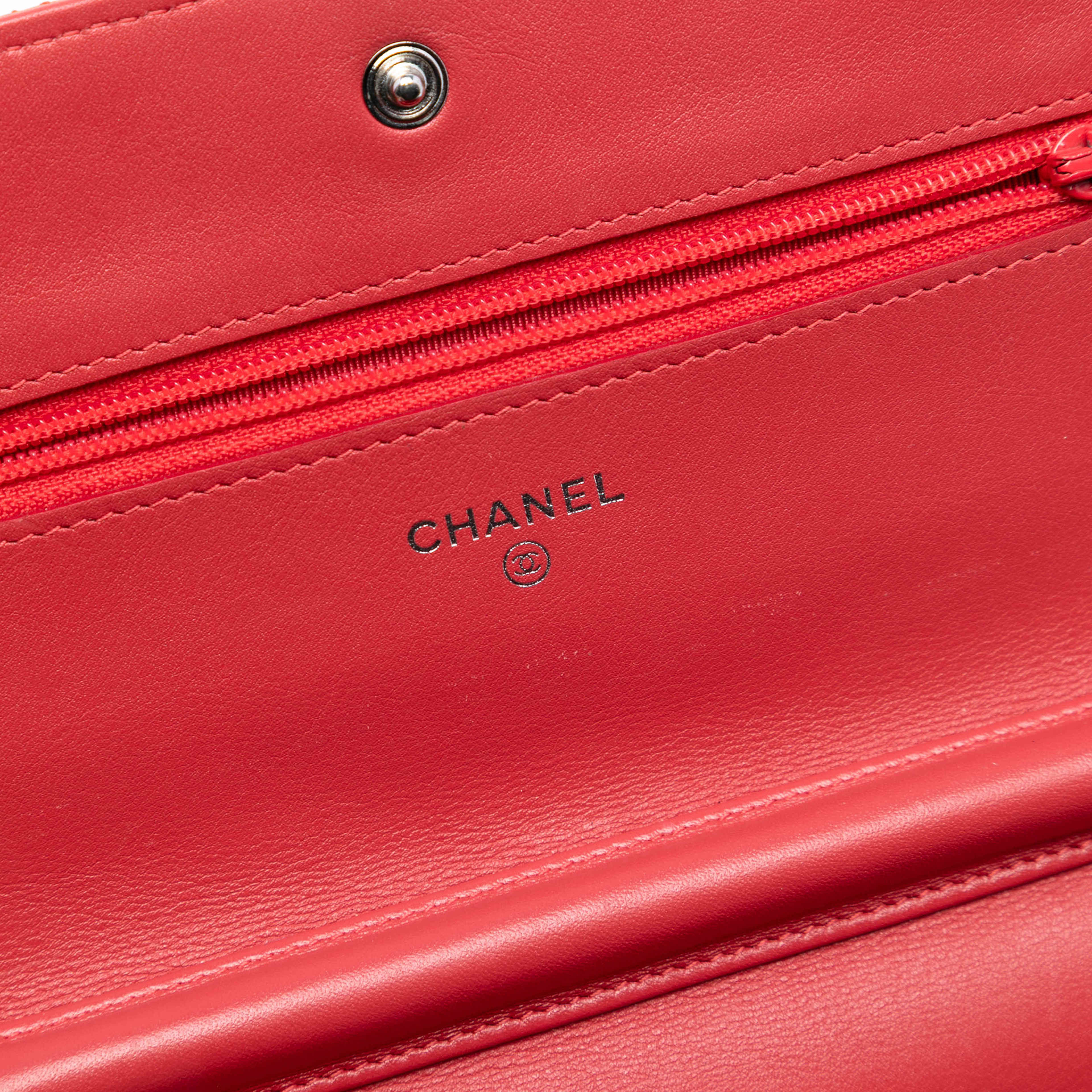 Chanel Cc Quilted Patent Wallet On Chain, från Luxclusif, i färgen dark orange. Klicka för att öppna bilden i stort format