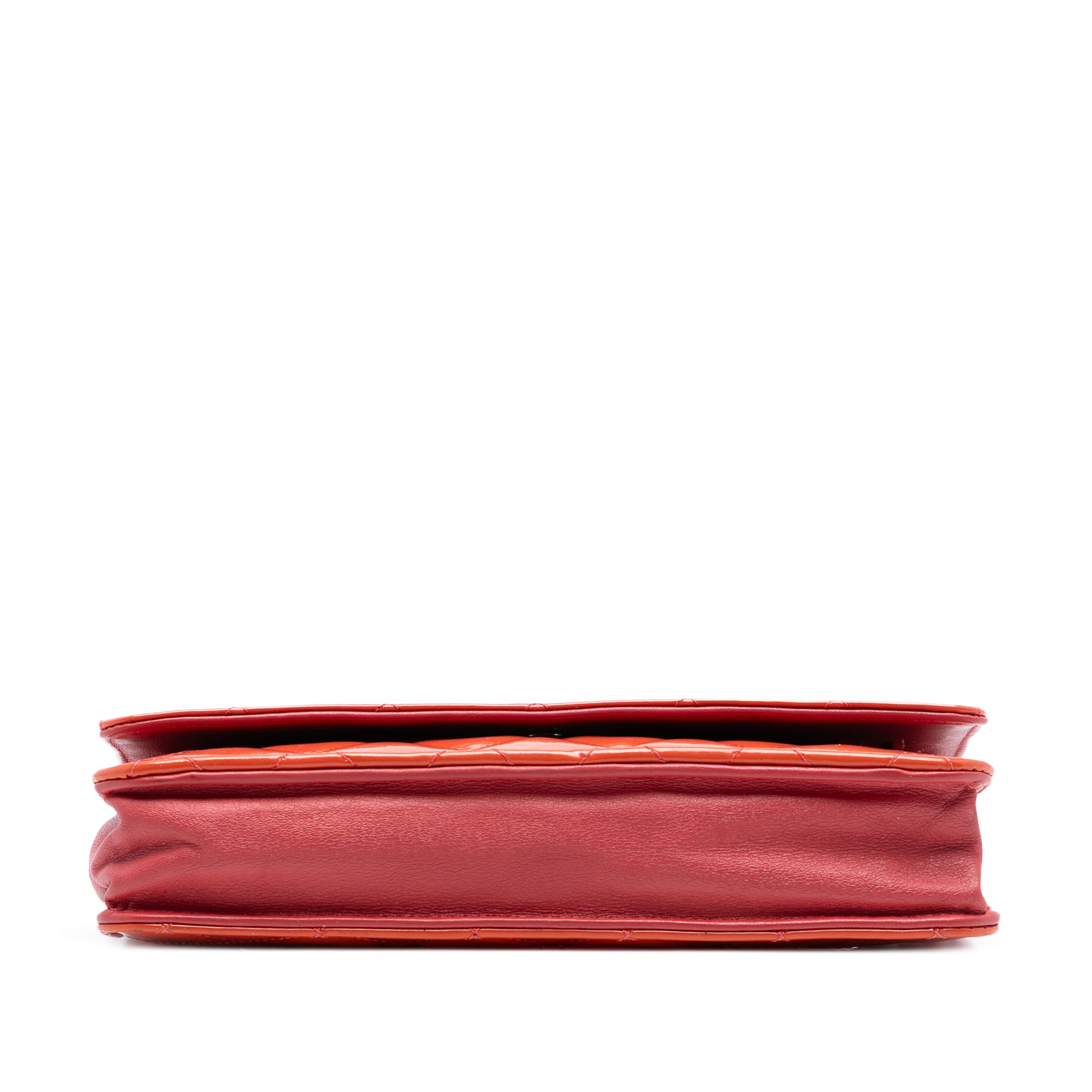 Chanel Cc Quilted Patent Wallet On Chain, från Luxclusif, i färgen dark orange. Klicka för att öppna bilden i stort format