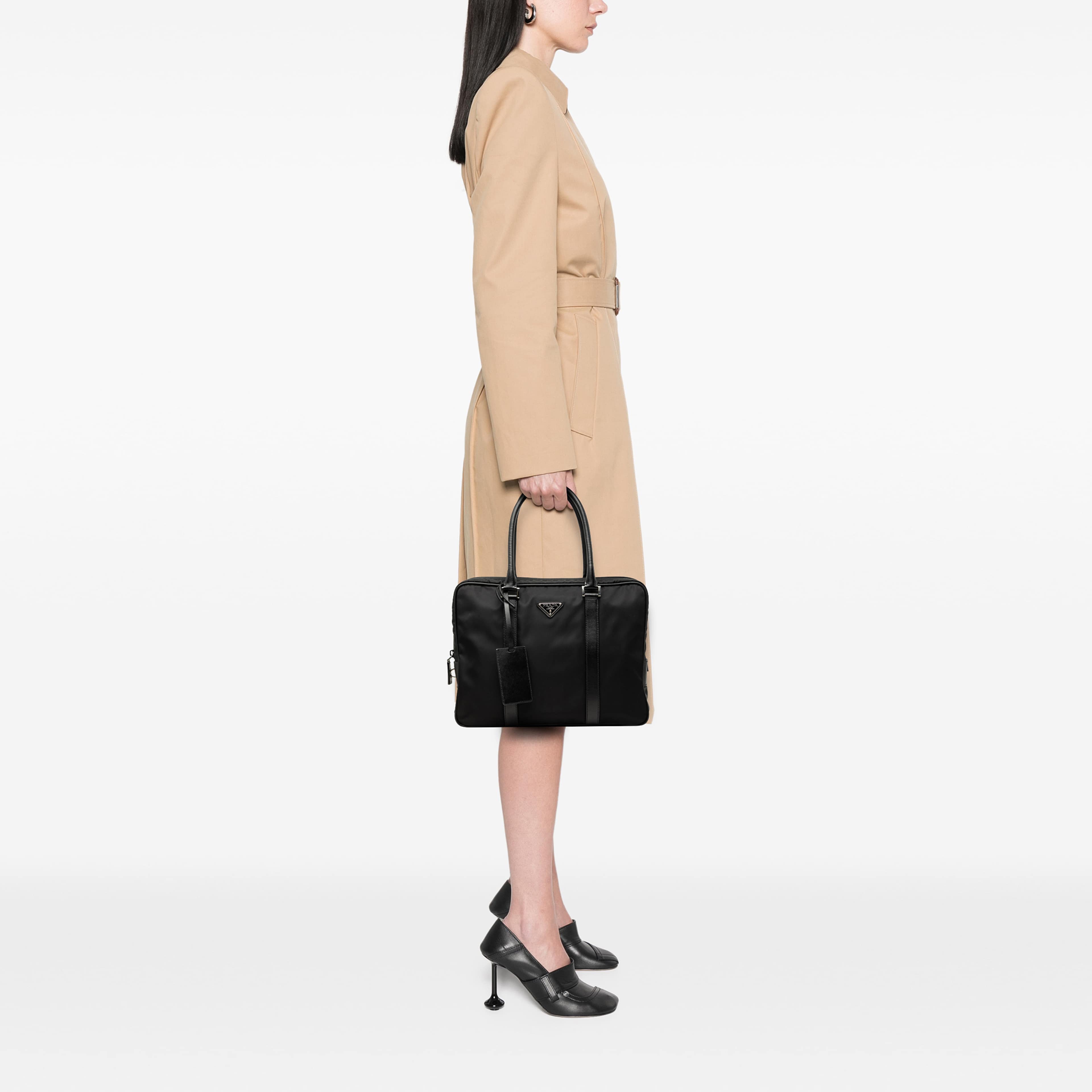 Prada Saffiano Trimmed Tessuto Business Bag, från Luxclusif, i färgen svart. Klicka för att öppna bilden i stort format