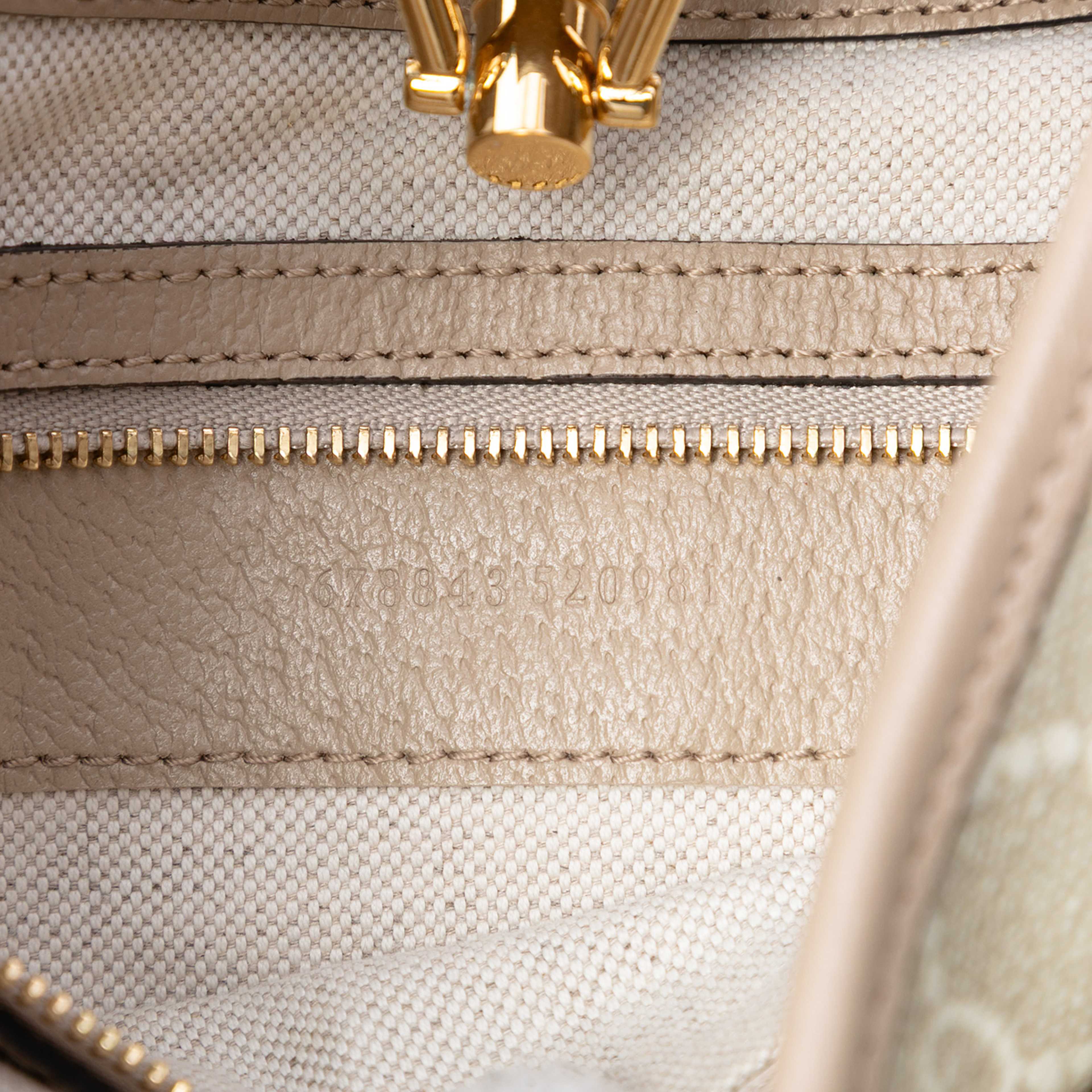 Gucci Small Gg Supreme Jackie 1961 Crossbody, från Luxclusif, i färgen beige. Klicka för att öppna bilden i stort format