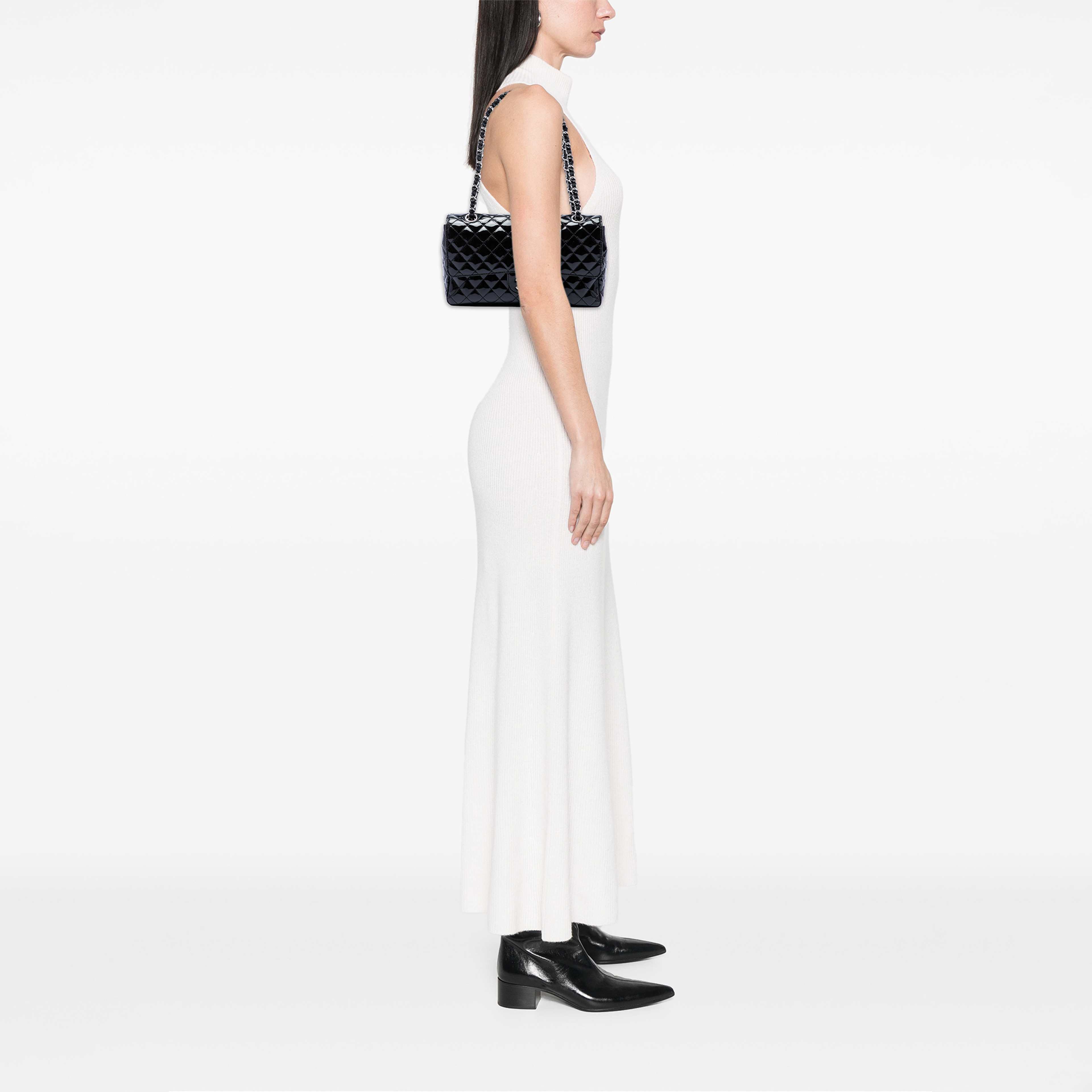 Chanel Medium Quilted Patent Secret Label Flap, från Luxclusif, i färgen svart. Klicka för att öppna bilden i stort format