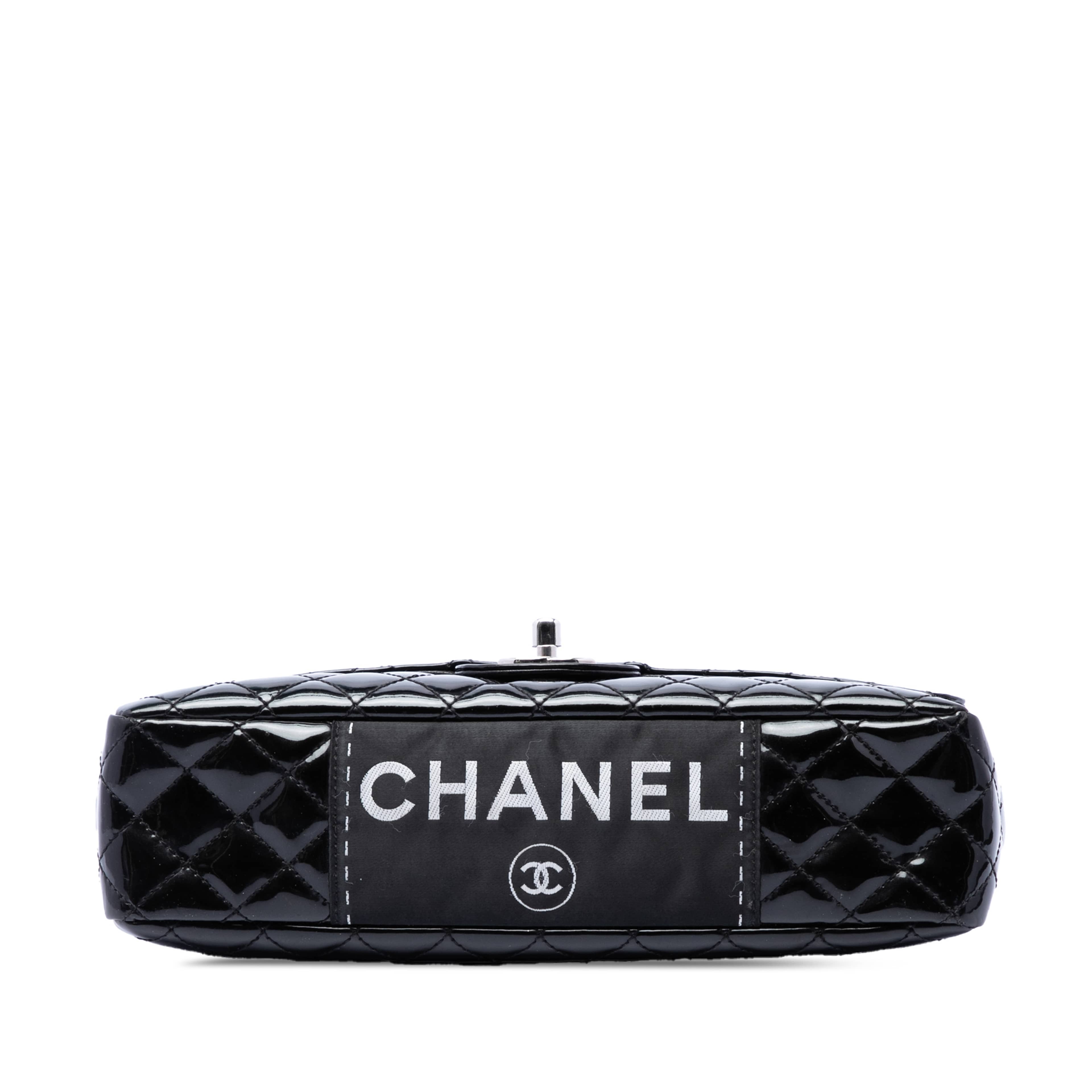 Chanel Medium Quilted Patent Secret Label Flap, från Luxclusif, i färgen svart. Klicka för att öppna bilden i stort format
