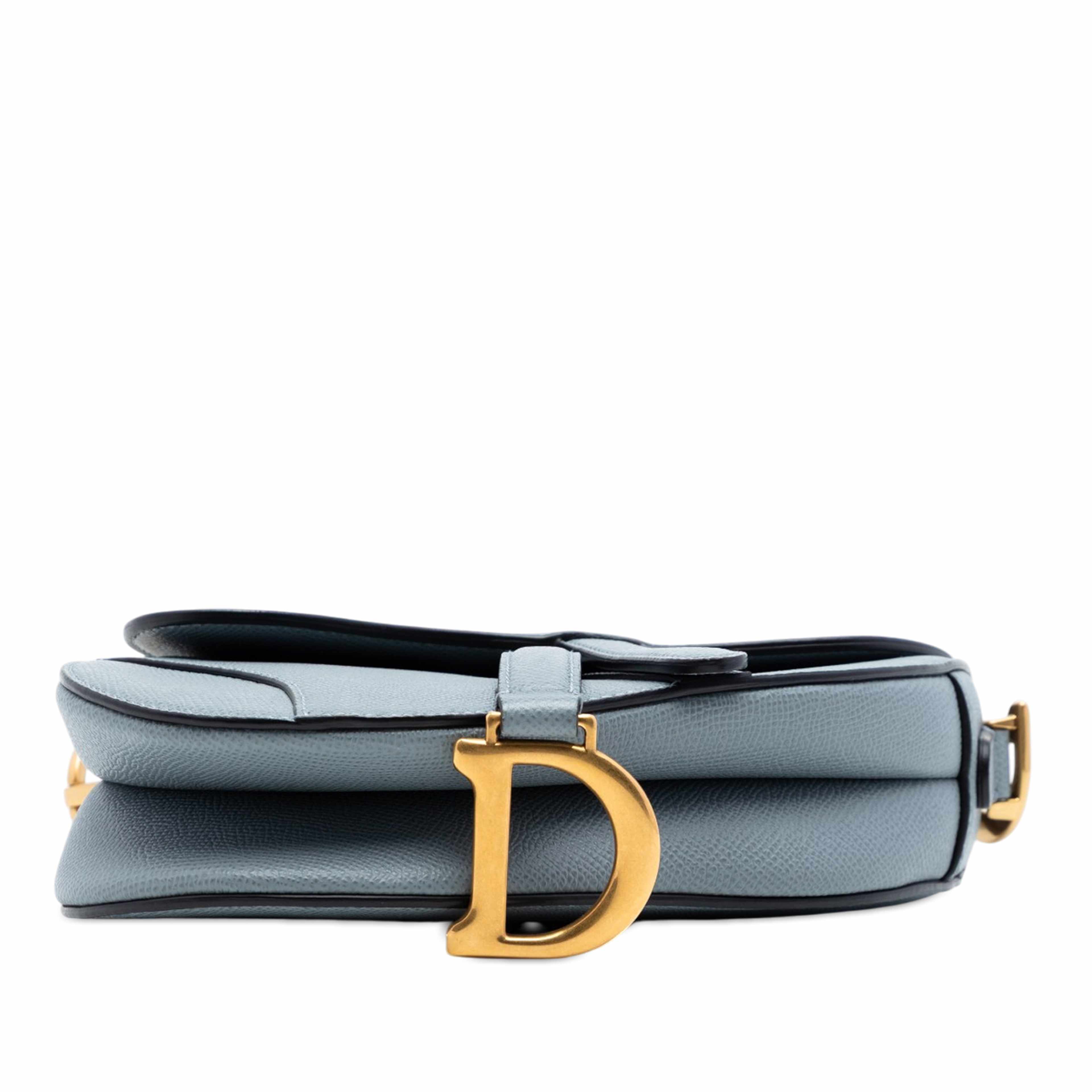 Dior Grained Calfskin Saddle Bag, från Luxclusif, i färgen blå. Klicka för att öppna bilden i stort format