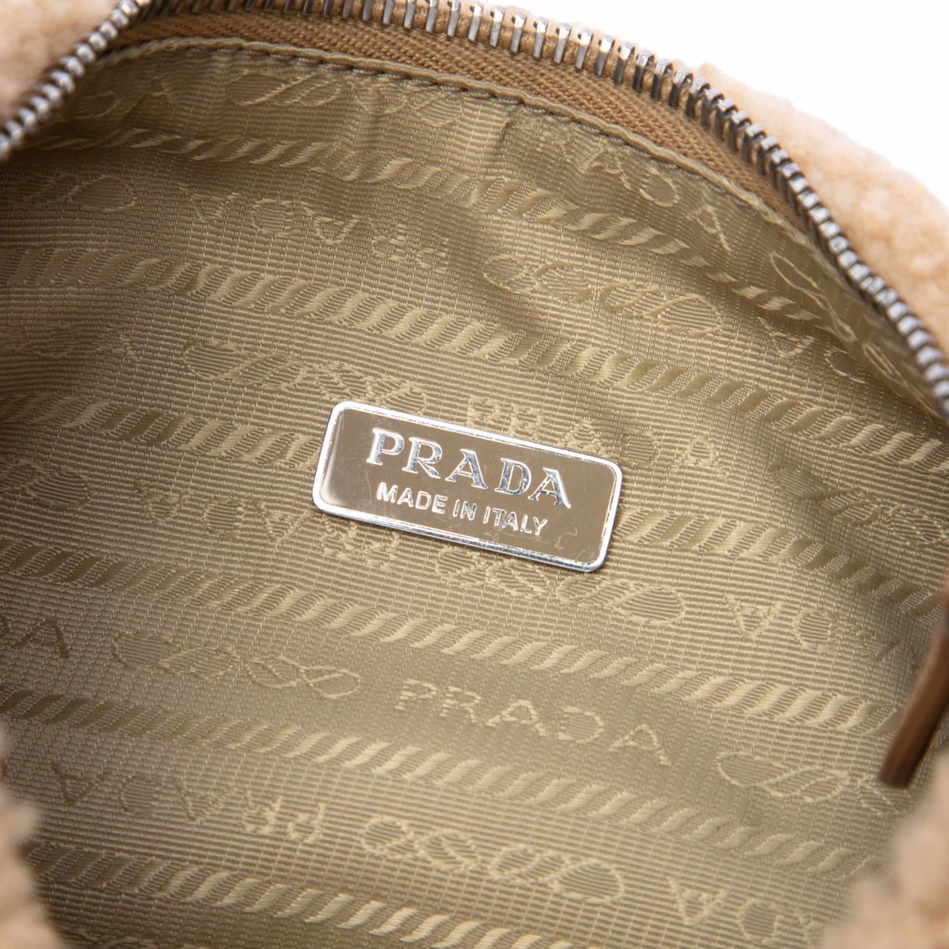 Prada Mini Shearling Re Edition 2000 Shoulder Bag, från Luxclusif, i färgen brun. Klicka för att öppna bilden i stort format