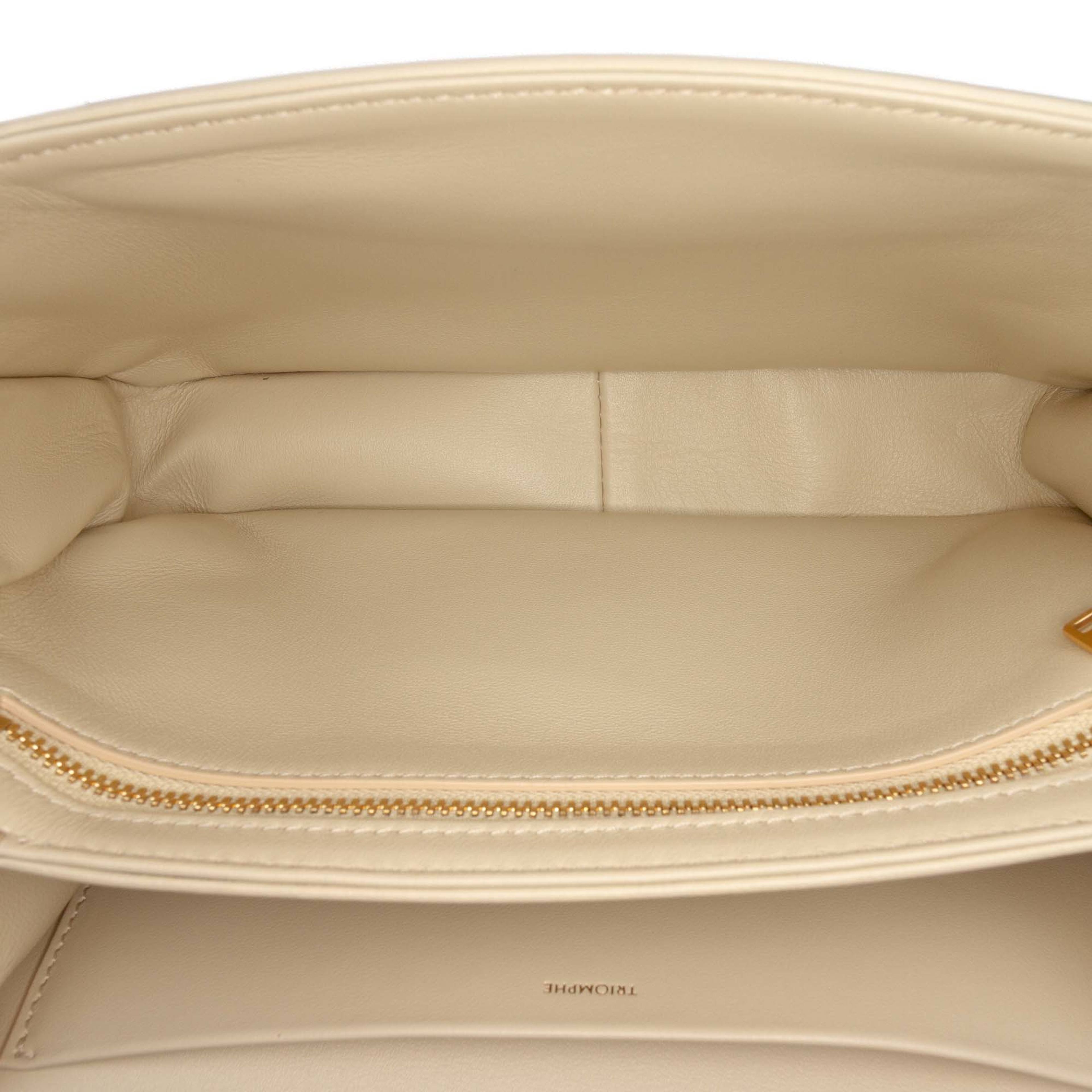 Celine Classique Shiny Calfskin Triomphe Crossbody, från Luxclusif, i färgen beige. Klicka för att öppna bilden i stort format