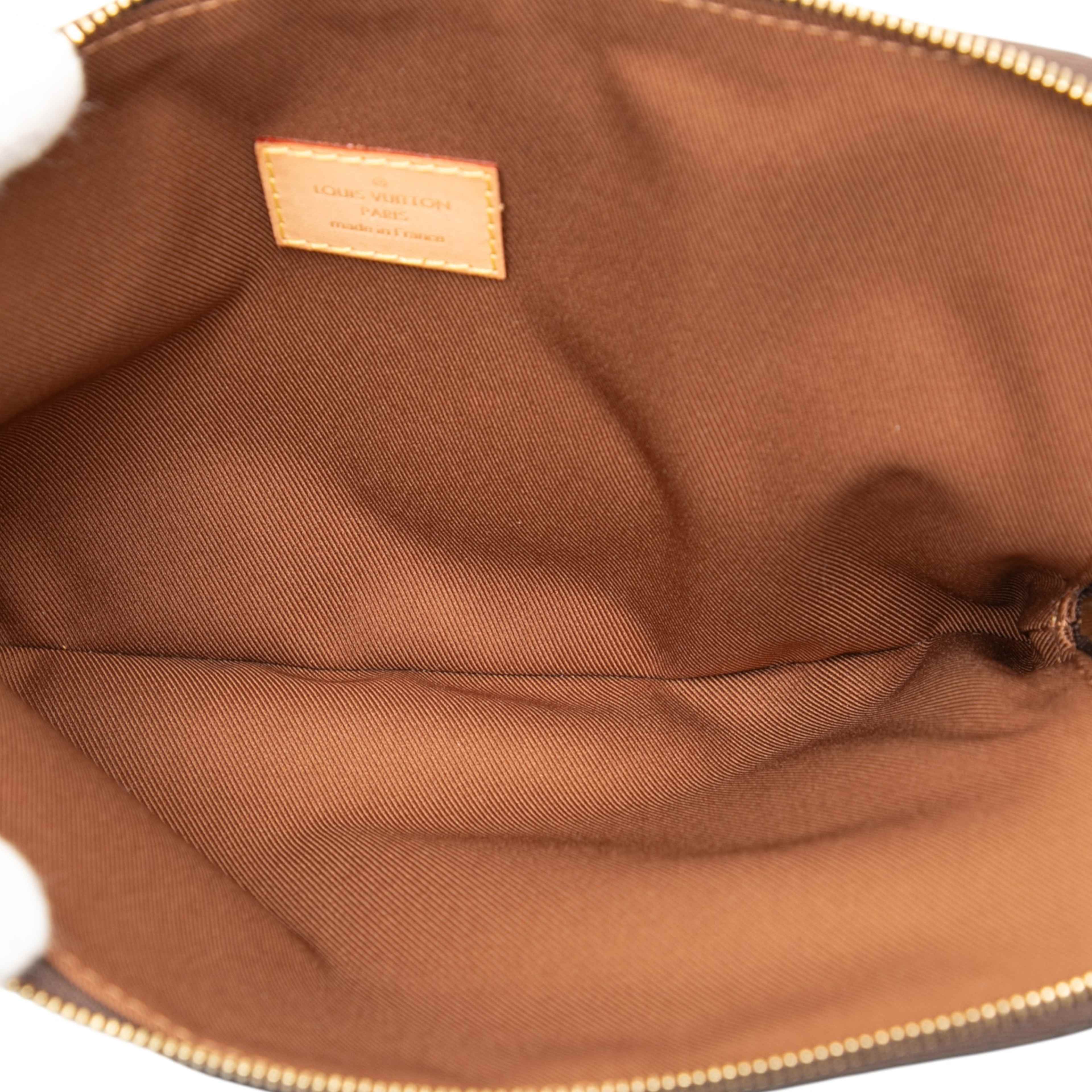 Louis Vuitton Monogram Etui Voyageur Pm, från Luxclusif, i färgen brown. Klicka för att öppna bilden i stort format