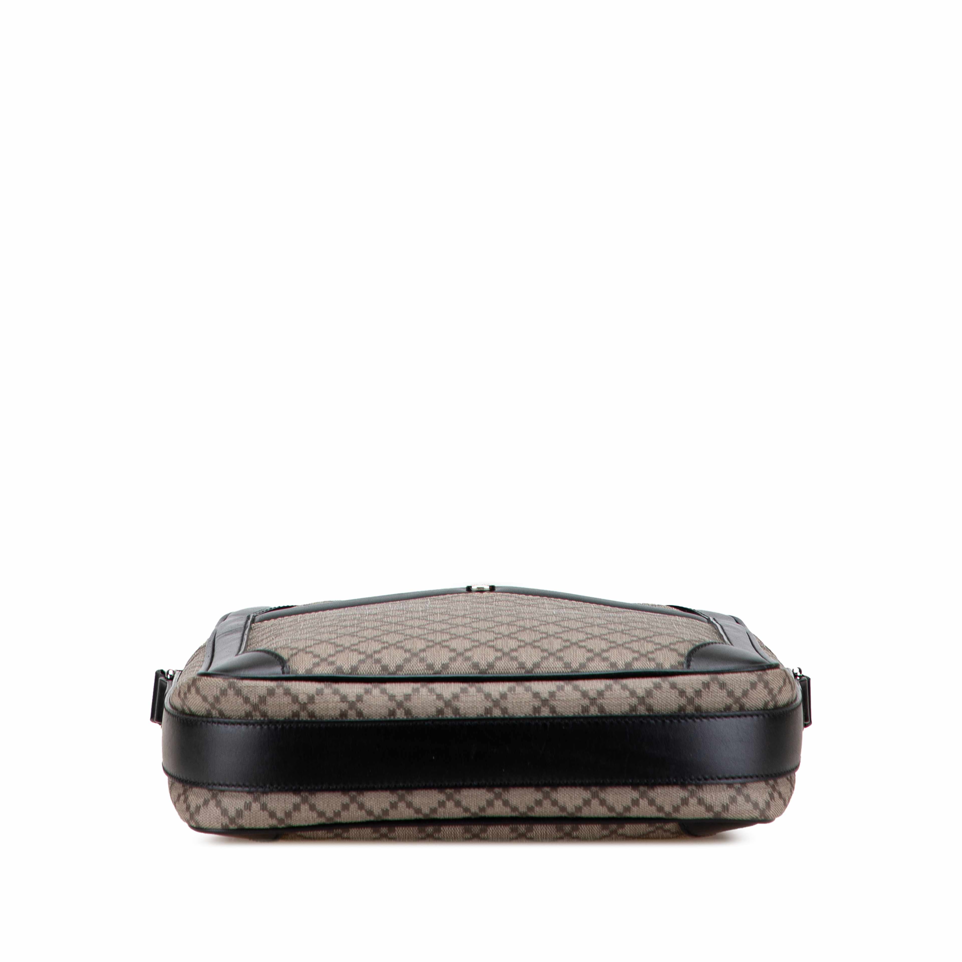 Gucci Diamante Coated Canvas Zip Crossbody, från Luxclusif, i färgen beige. Klicka för att öppna bilden i stort format