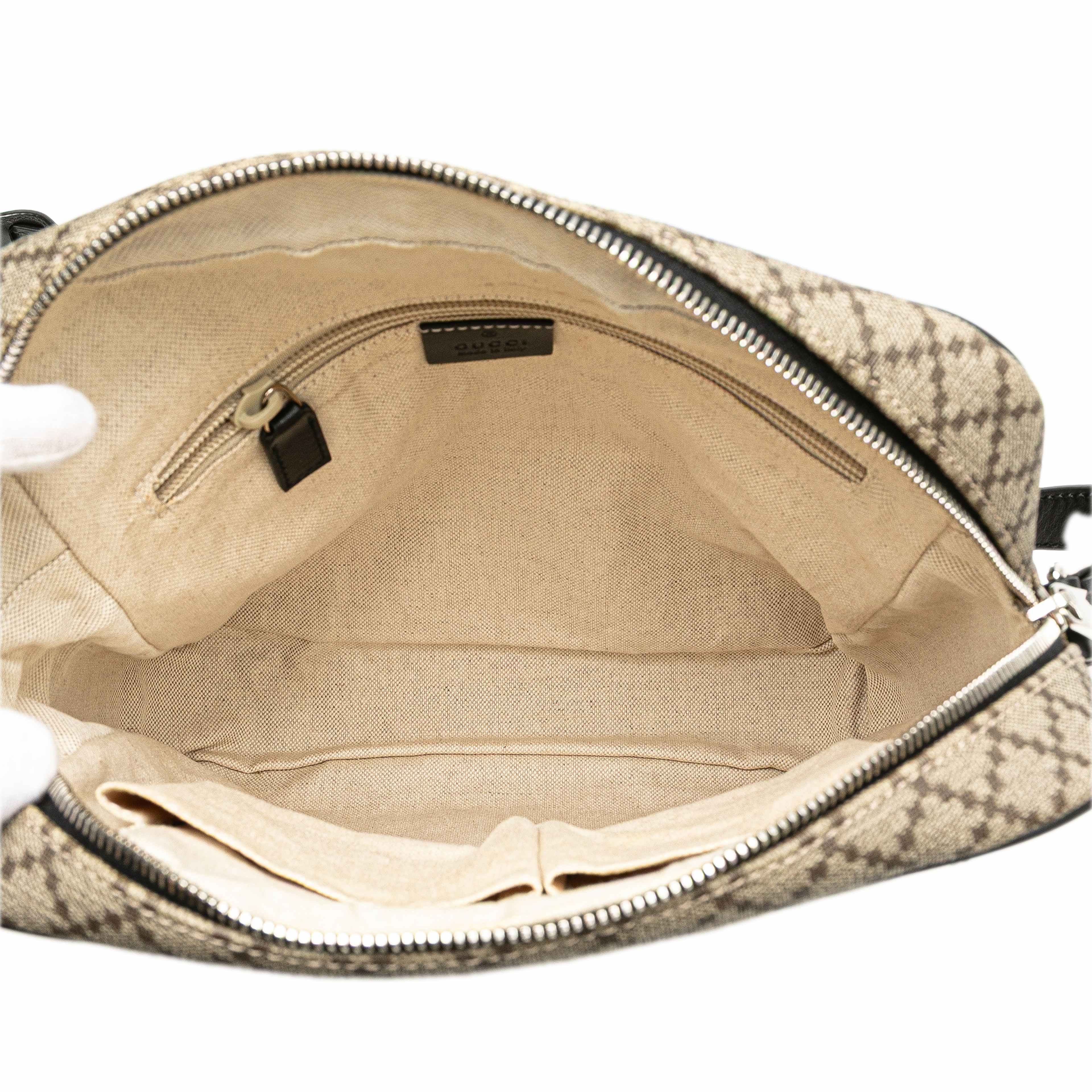 Gucci Diamante Coated Canvas Zip Crossbody, från Luxclusif, i färgen beige. Klicka för att öppna bilden i stort format