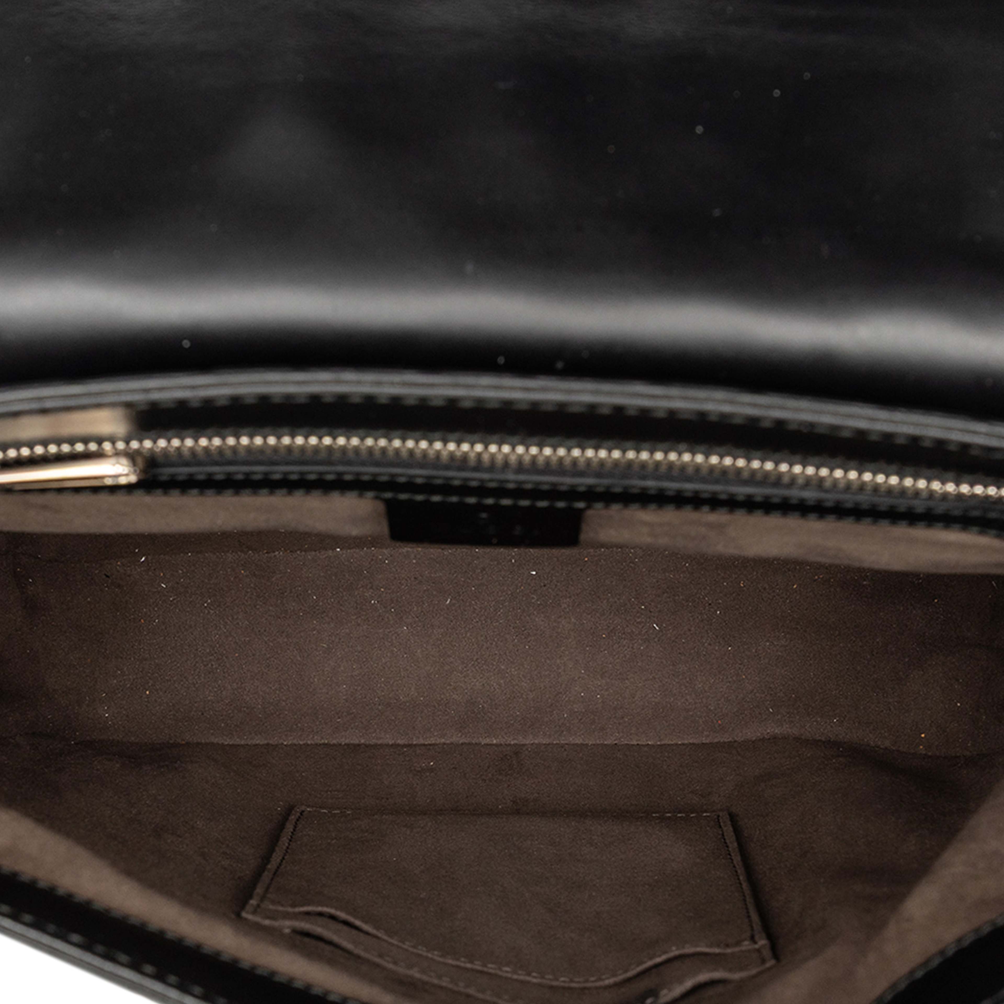 Gucci Guccissima Flap Messenger Bag, från Luxclusif, i färgen black. Klicka för att öppna bilden i stort format