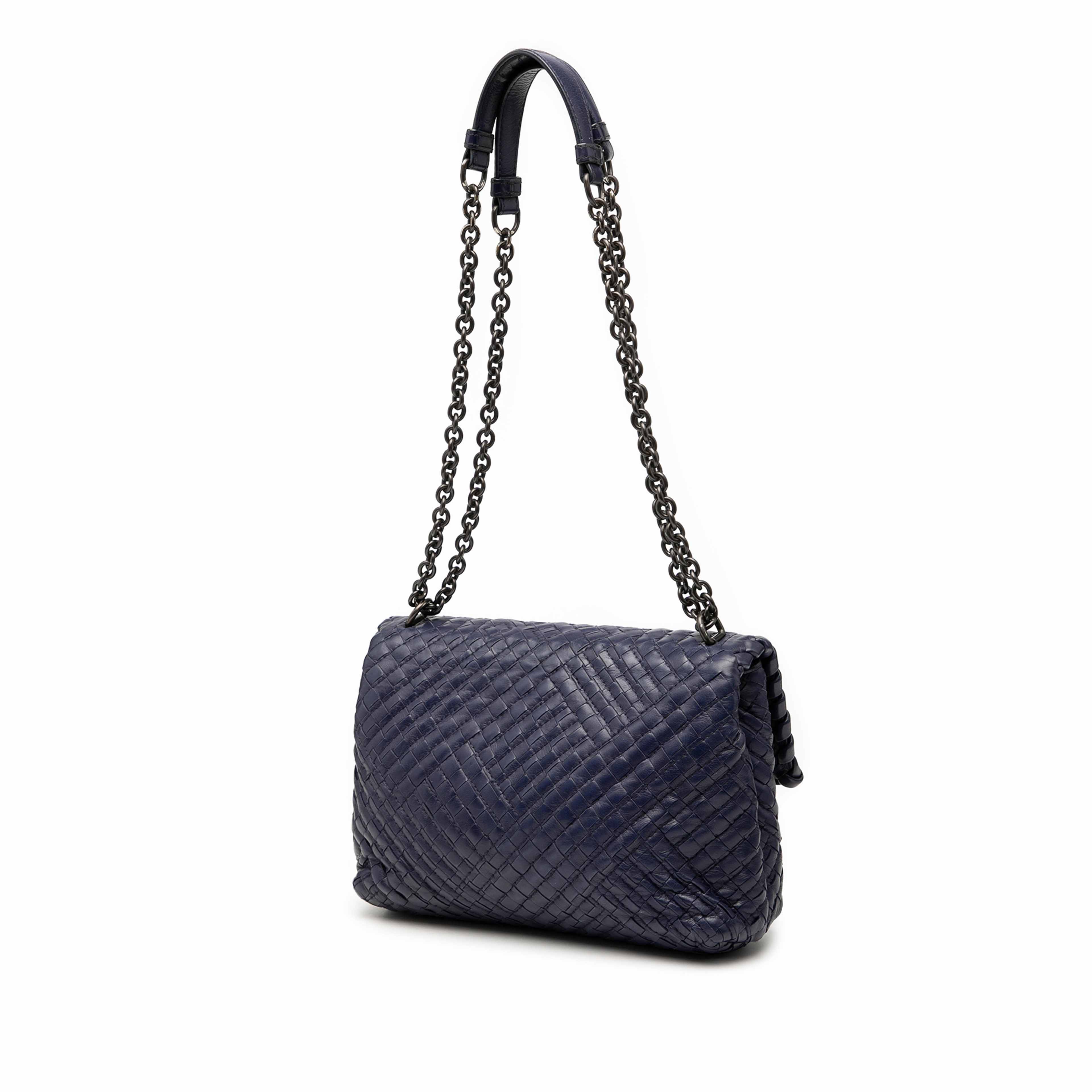 Bottega Veneta Small Nappa Intrecciato Stitched Olimpia Shoulder Bag, från Luxclusif, i färgen navy. Klicka för att öppna bilden i stort format