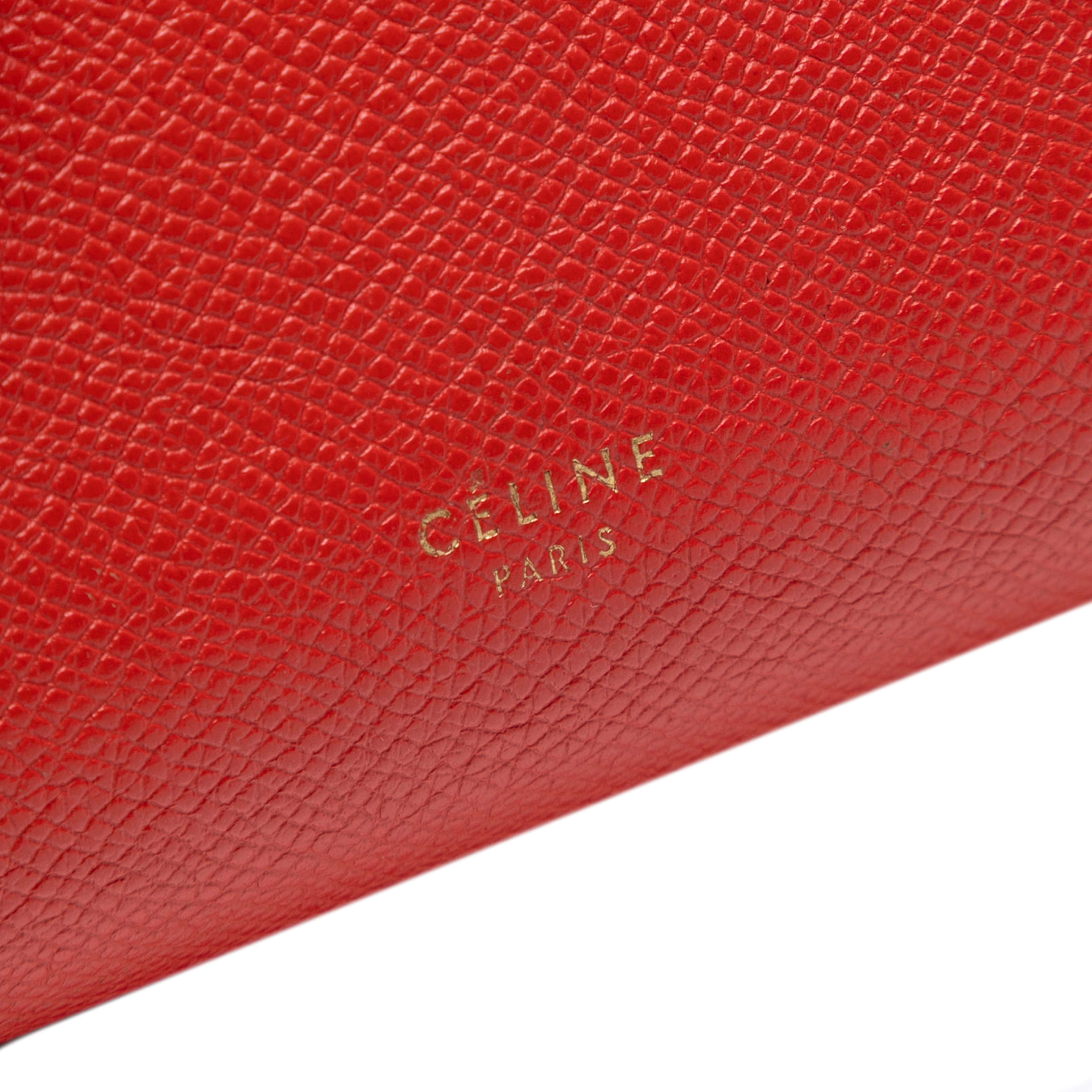 Celine Nano Grained Calfskin Belt Bag, från Luxclusif, i färgen red. Klicka för att öppna bilden i stort format