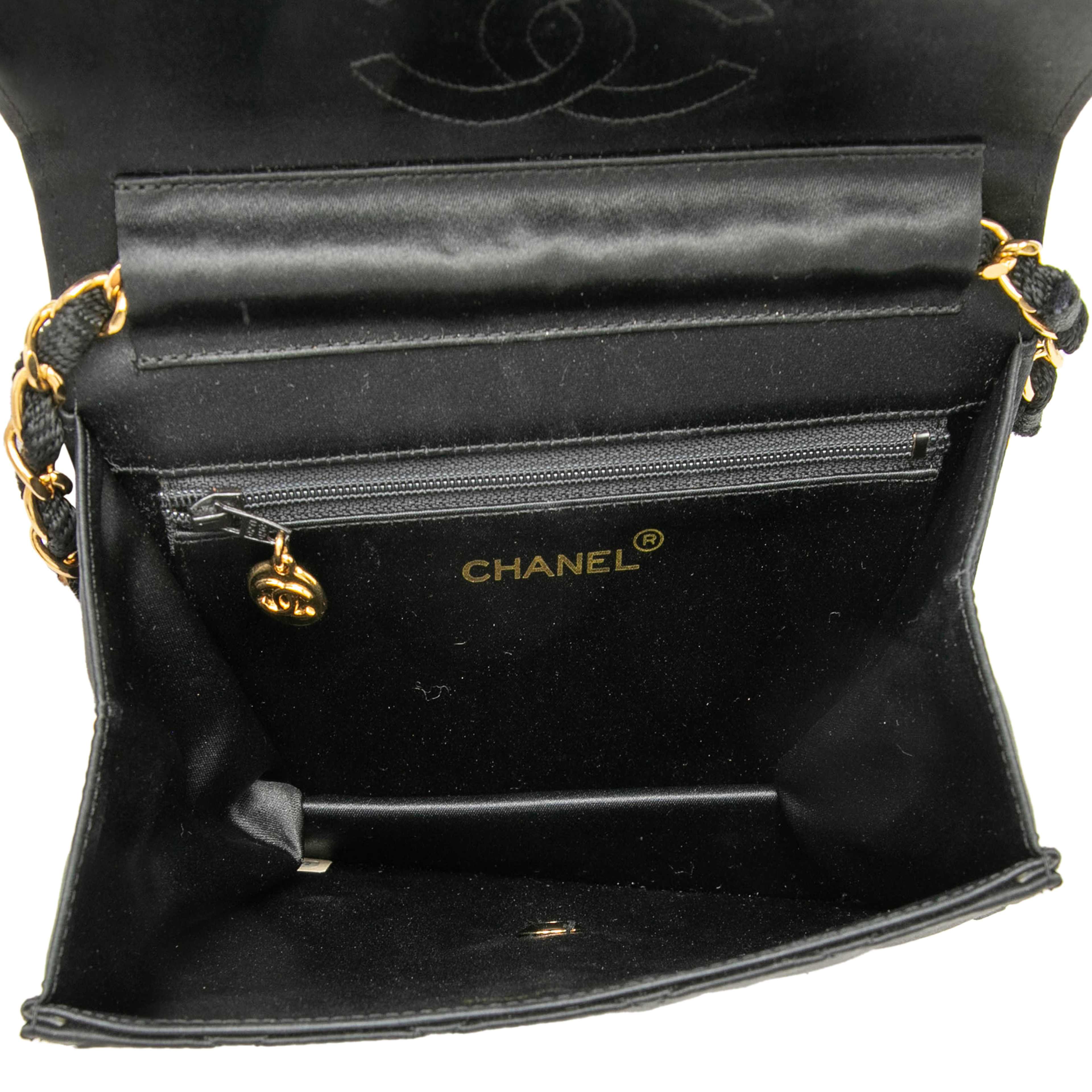 Chanel Mini Square Classic Satin Single Flap, från Luxclusif, i färgen svart. Klicka för att öppna bilden i stort format