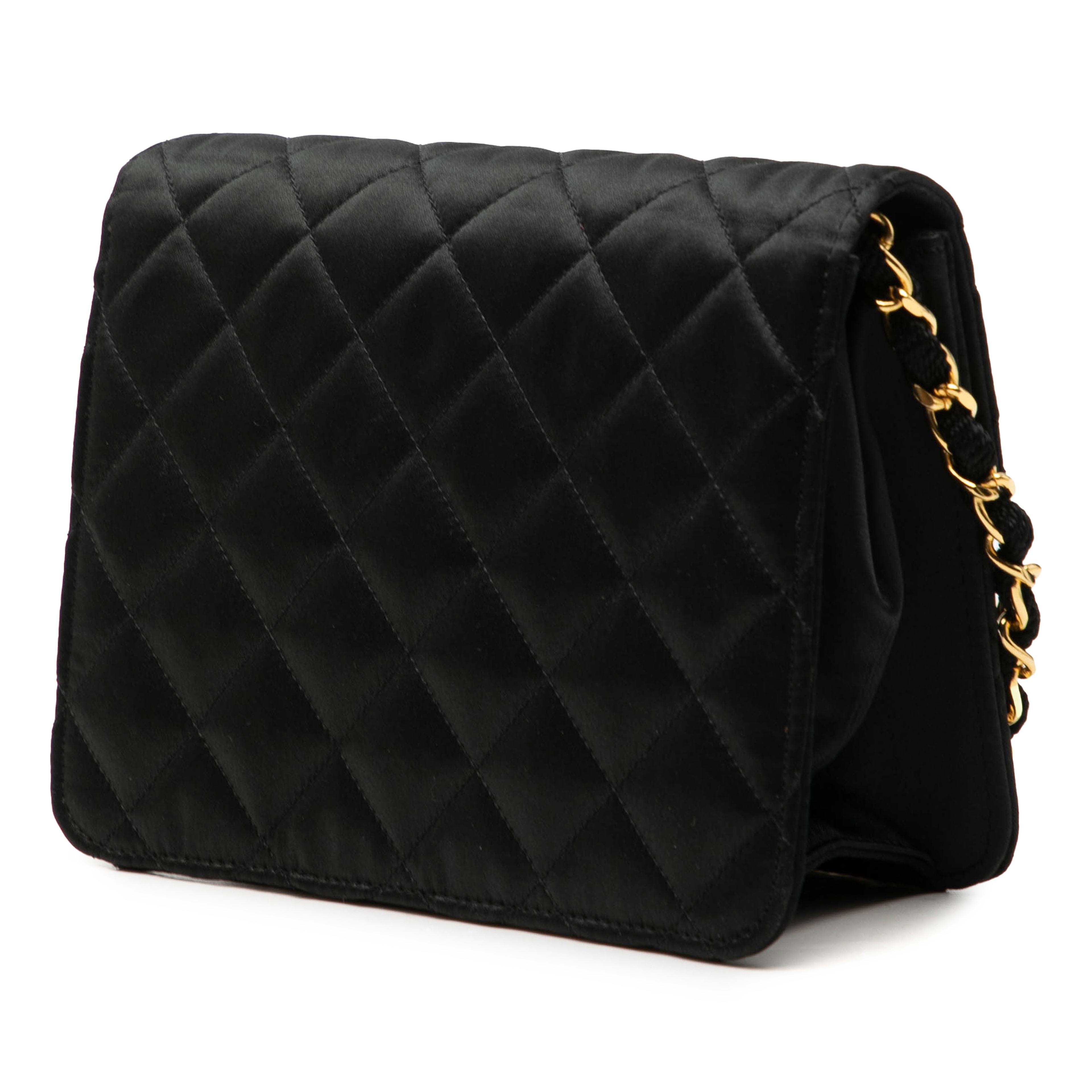 Chanel Mini Square Classic Satin Single Flap, från Luxclusif, i färgen svart. Klicka för att öppna bilden i stort format