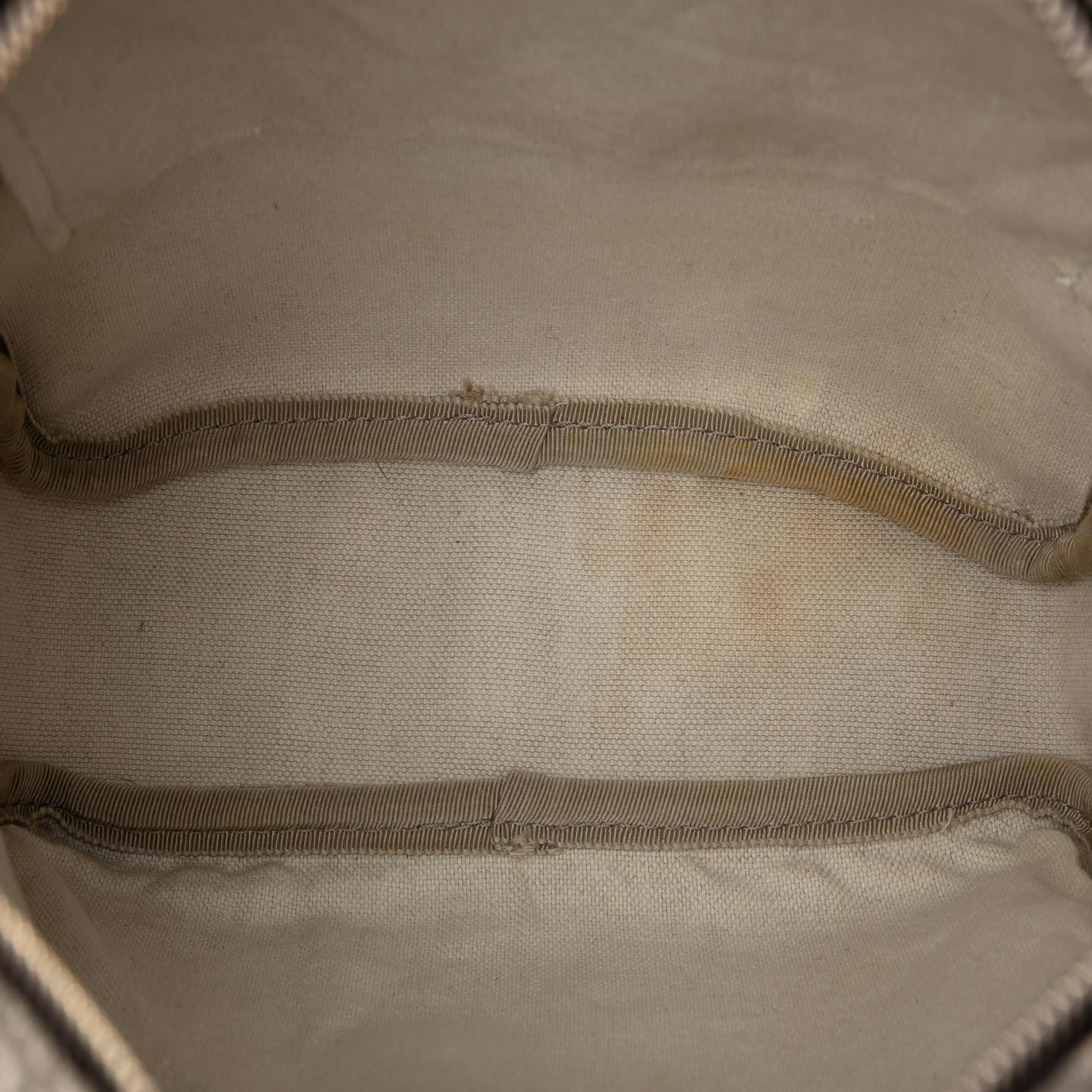 Gucci Gg Supreme Crossbody, från Luxclusif, i färgen beige. Klicka för att öppna bilden i stort format