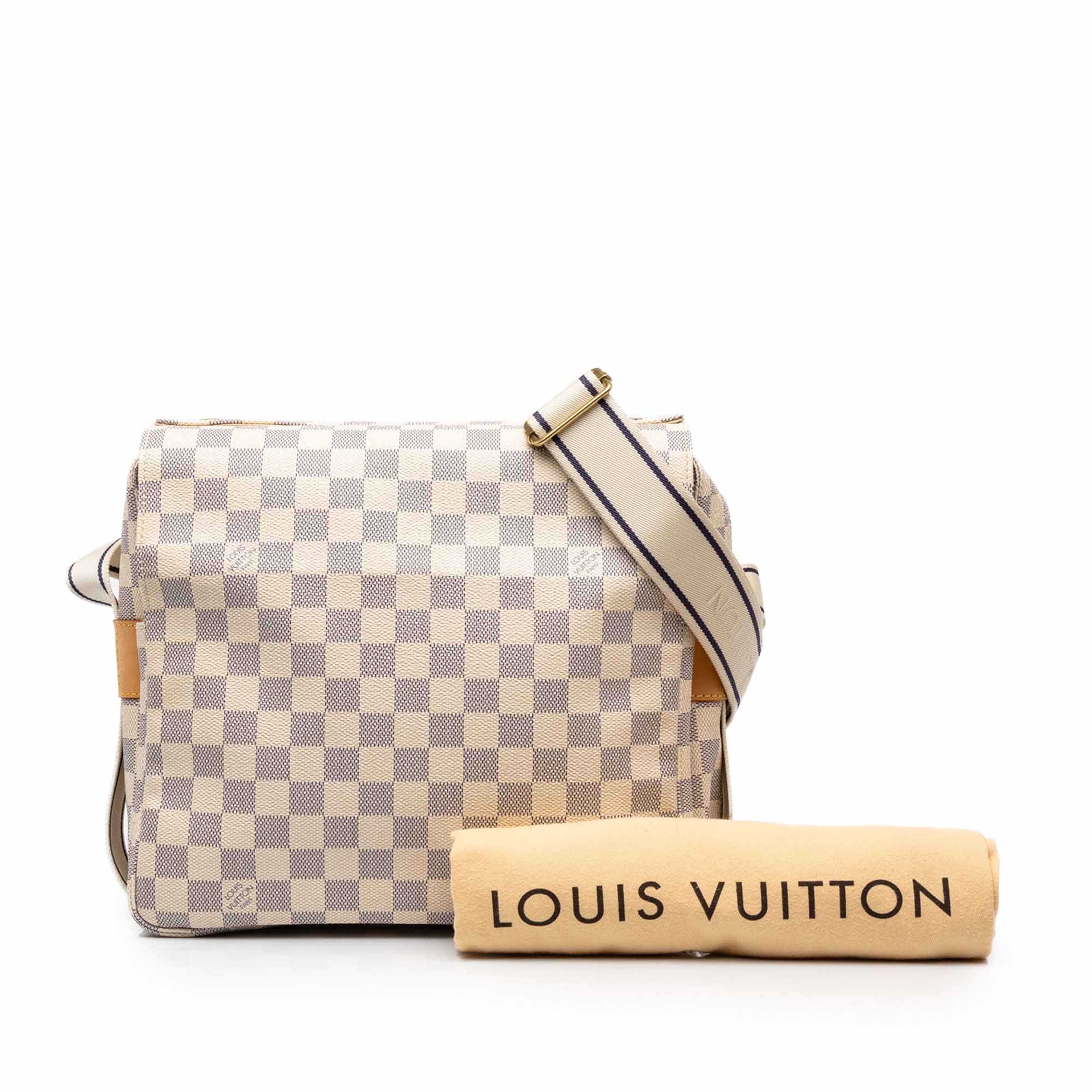 Louis Vuitton Damier Azur Naviglio, från Luxclusif, i färgen vit. Klicka för att öppna bilden i stort format